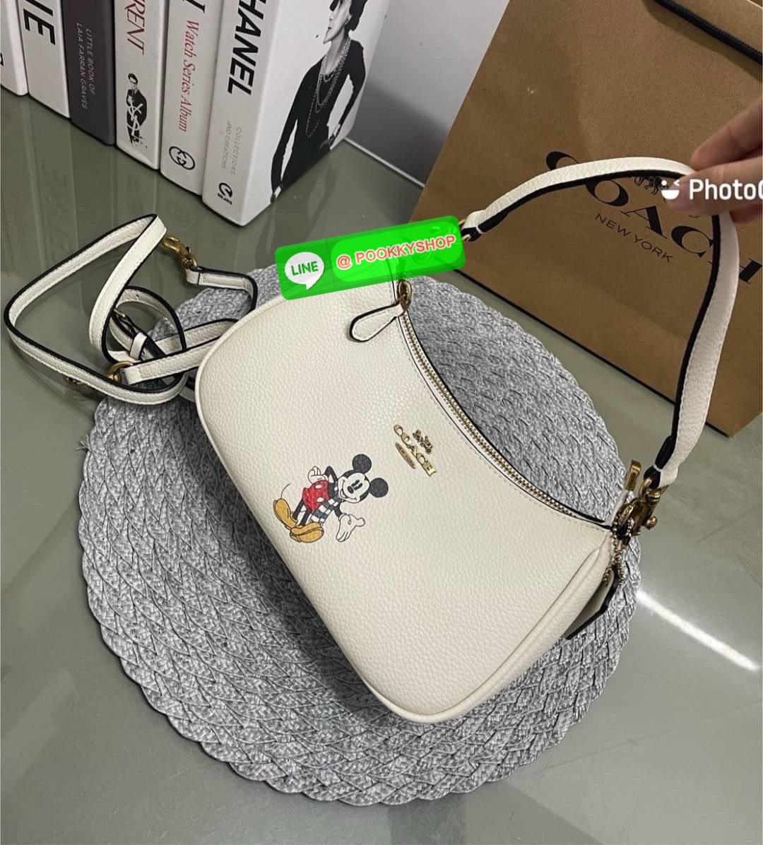 COACH CM859 Disney X Coach Teri Shoulder Bag With Mickey Mouse (mouse)✨ Coach CM859-กระเป๋าขนาดที่น่ารักจนใจบาง 🌸✨ หนังเรียบ ชัด เพิ่มความหวานแบบมีพลัง ใช้งานง่าย หิ้วก็ได้ สะพายก็สวย สลับสายได้ 2 แบบในใบเดียว น้ำหนักเบา ฟังก์ชันครบ