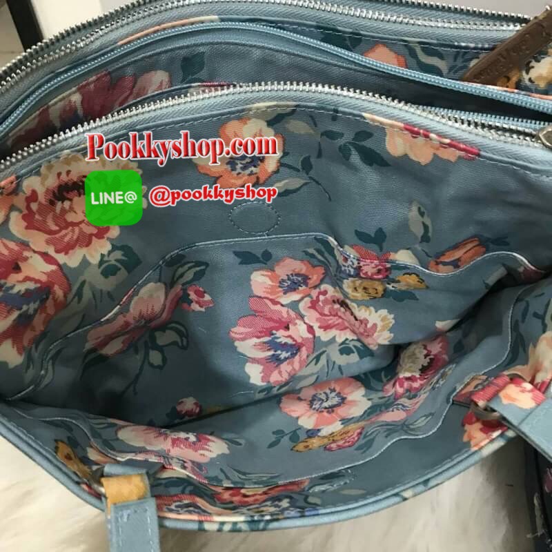 Cath kidston multi pocket tote bag มองหากระเป๋าสะพายไหล่อยู่ไหมคะ ใบนี้ตอบโจทย์เลยค่ะ ขนาดกำลังดี สะพายไหล่ได้พอดีไม่รั้งแขน แถมมีหลายช่อง มีซิปมิดชิด นับว่าเป็นใบที่สะดวกในการใช้งานมากๆค่ะ ช่องหลักบุผ้าลายเดียวกับด้านนอกอย่างดีค่ะ สามารถใส่ไอแพด และสมุดโ