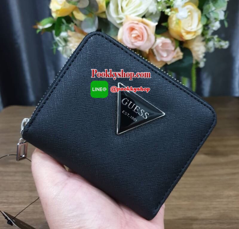 พร้อมส่งรุ่นหายาก! GUESS FACTORY WOMEN'S ZIP AROUND SHORT WALLET กระเป๋าสตางค์สั้นพับ2ตอนซิปรอบหนัง Saffiano ด้านหน้าประดับโลโก้แบรนด์สวยหรู ภายในมีช่องใส่ธนบัตร ใส่แบงก์พัน ช่องใส่เหรียญ และช่องใส่บัตรหลายช่อง ตัวจริงสวยน่าใช้ ภาพถ่ายจากสินค้าจริงค่