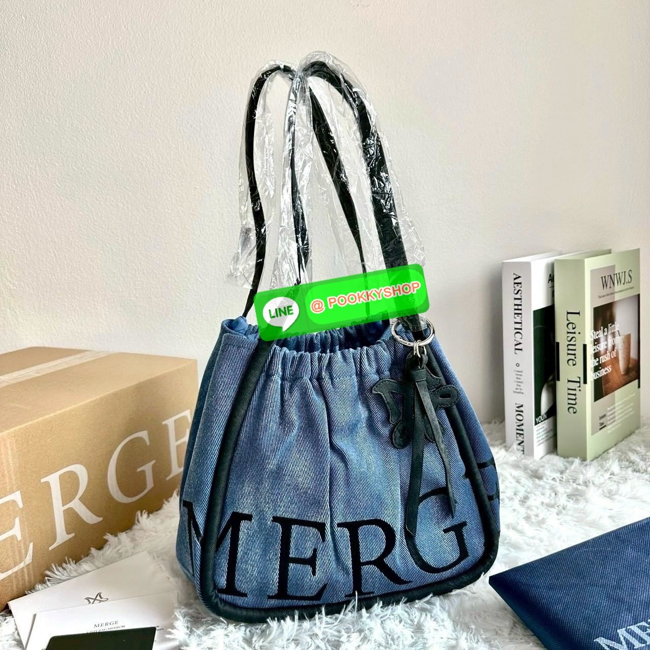 Merg A Day Bag Medium เฉดสีใหม่ 2 สี Smoky Denim กระเป๋ายีนส์ทรงโท้ท ดีไซน์เรียบเท่แต่มีลูกเล่นด้วยเชือกรูด เปิด-ปิดสะดวก ใบใหญ่จุของได้เยอะ มาพร้อมช่องด้านในและตัวล็อกสายคล้องกุญแจเพิ่มความปลอดภัย เหมาะกับสาวสายชิคที่ชอบสไตล์ลำลองแต่ยังดูมีคลาส ขนาดกระเป