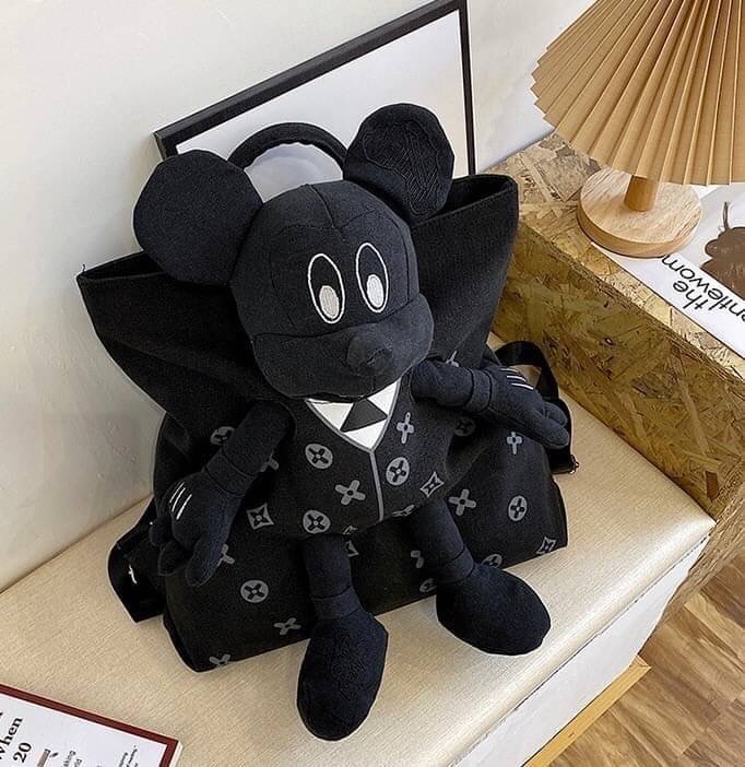 พร้อมส่ง เป้ตุ๊กตา LV งานสวยน่ารักมากค่ะ ผ้าหนาดีมาก ช่องเก็บของใหญ่มาก ด้านใน มีหลายช่อง ด้านหลังมีช่องซิปเก็บของสำคัญ เก๋ไก๋ไม่เหมือนใคร