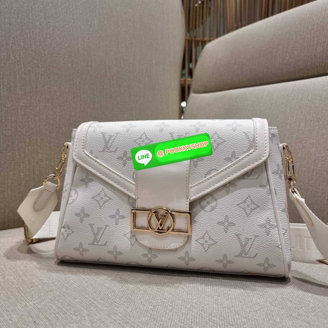 NEW ITEM!! LV CROSSBODY BAG WITH GWP กระเป๋าสะพายข้างพรีเมี่ยมกิ๊ฟ สีสวย คุณหนูสไตล์สุดๆ วัสดุหนังแคนวาส เปิด-ปิดกระเป๋าด้วยกระดุมแม่เหล็ก ภายในเป็นช่องโล่ง มีช่องซิปและช่องแยกให้ ใส่ของใช้สำคัญได้สบายๆ มือถือ พาวเวอร์แบงค์ เครื่องสำอางค์ ของจุกจิกได้หมดจ