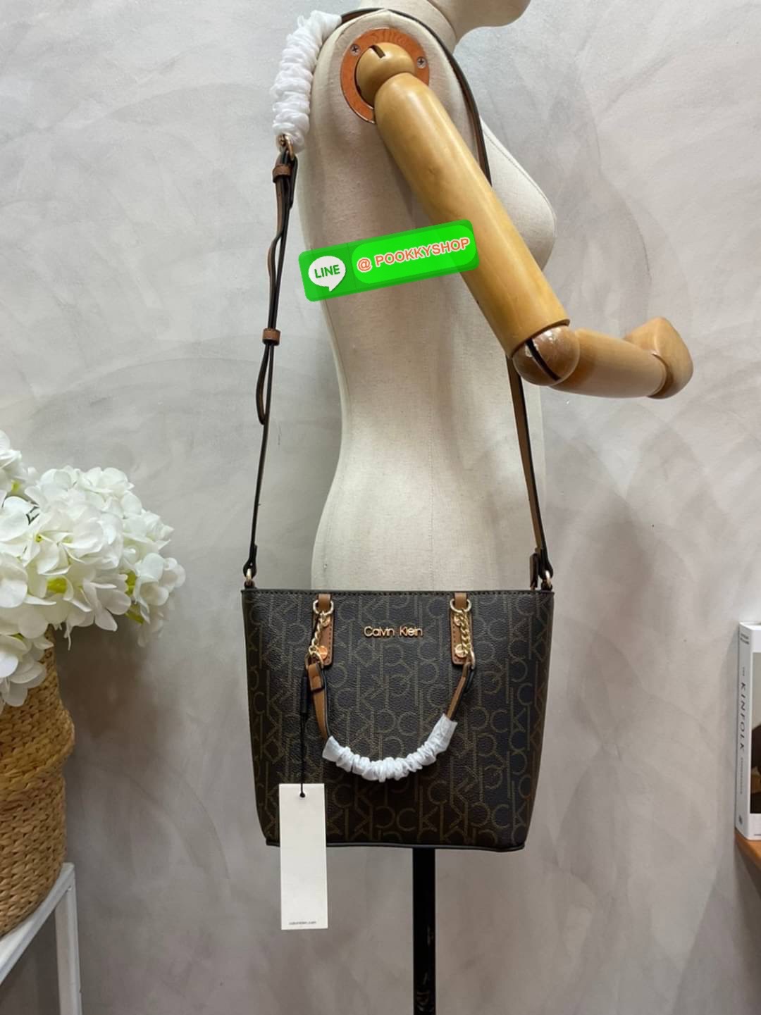 Calvin Klein Monogram Shopping Bag คอลเลคชั่นใหม่ล่าสุด ของมันต้องมี สวยหรูดูแพงมาก สำหรับรุ่นนี้!!! กระเป๋าถือ/สะพาย Crossbody รุ่นใหม่ชนช้อป รุ่นยอดนิยม วัสดุ PVC คุณภาพดี น้ำหนักเบา ด้านหน้าประดับด้วยโลโก้แบรนด์ ตัวกระเป๋าลาย monogram สวยหรู รอบใบ มาพร