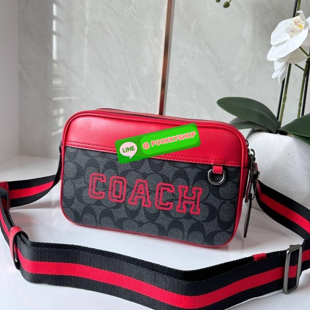 COACH GRAHAM CROSSBODY IN SIGNATURE CANVAS WITH VARSITY MOTIF STYLE (CE638) กระเป๋าสะพายข้างรุ่นUnisex สะพายได้ทั้งผู้ชายและผู้หญิง วัสดุแคนวาสสลับหนังแท้ เปิด-ปิดกระเป๋าแบบซิป มี2ช่องซิป และช่องด้านหลังอีก1ช่อง สายสะพายผ้า ปรับระดับได้ ใส่มือถือได้ทุกรุ่