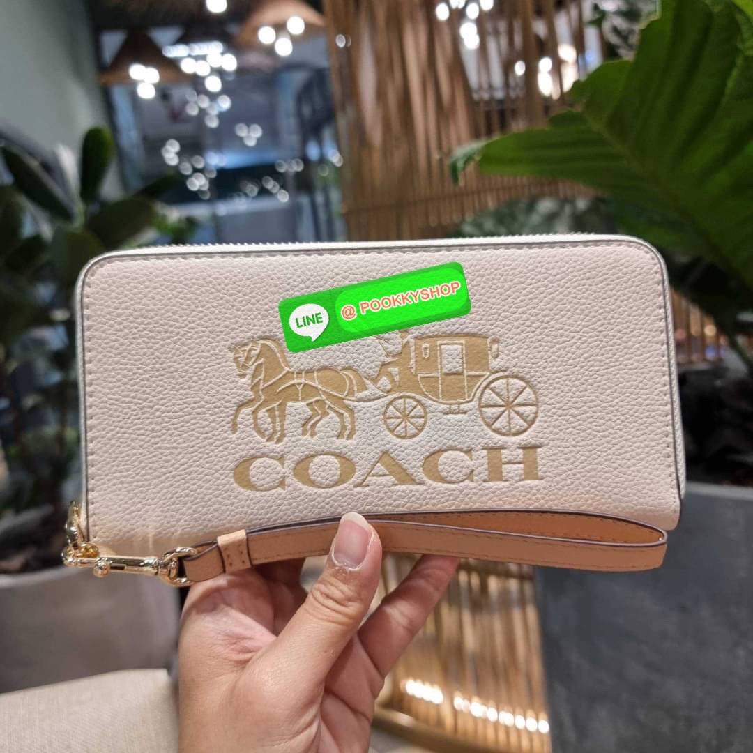 COACH C3548 LONG ZIP AROUND WALLET WITH HORSE AND CARRIAGE พร้อมเสิร์ฟความหรู กับคอลใหม่ สีสวย ผู้ดีขับผิวมาก กระเป๋าสตางค์ใบยาวกึ่งคล้องมือ เรียบหรู โดดเด่นด้วยโลโก้เอกลักษณ์ วัสดุหนัง pepble ทนทาน มาพร้อมสายคล้องมือ ถอดออกได้ ภายในใส่บัตรได้เยอะ มีช่องซ