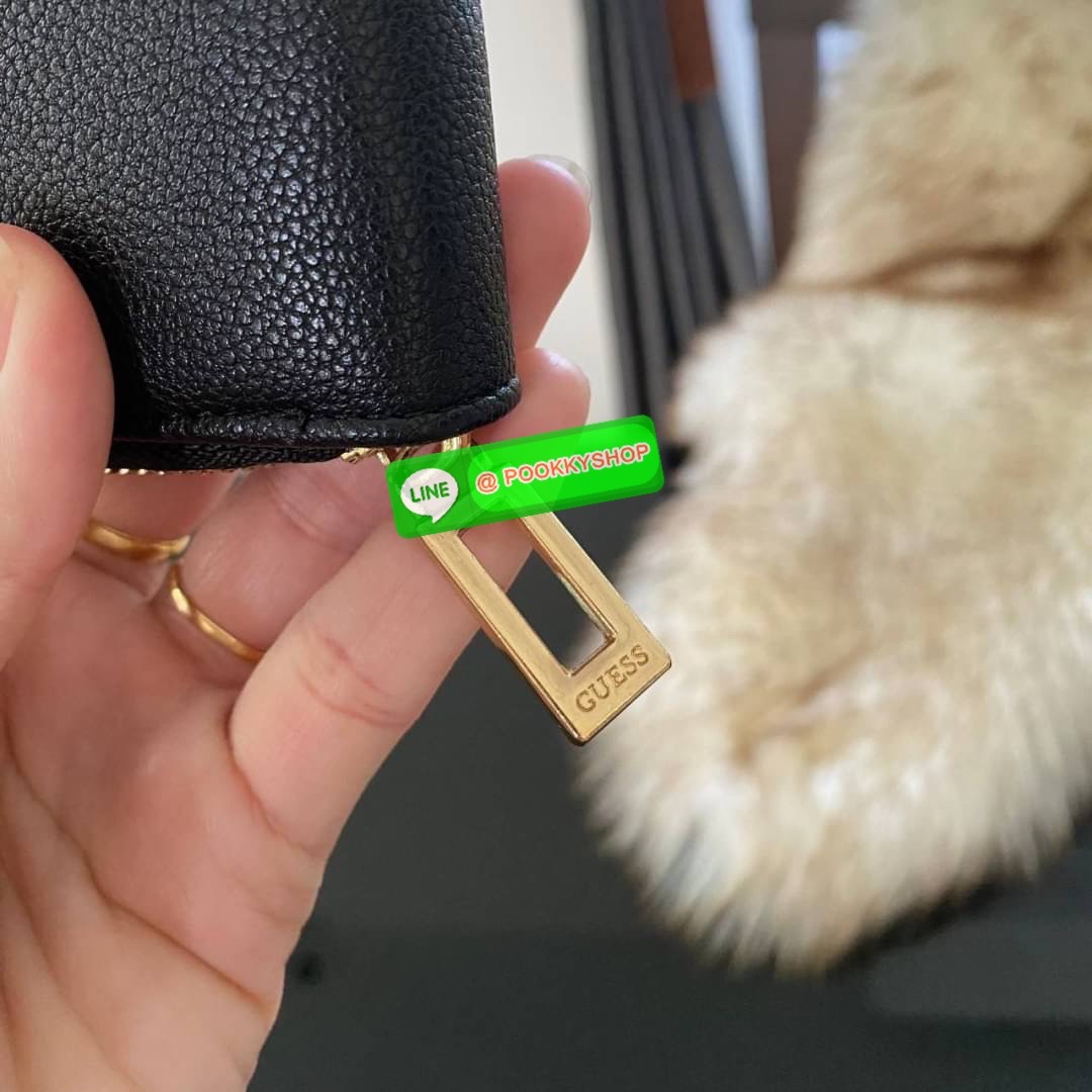 Guess Long Wallet กระเป๋าสตางค์ใบยาวซิปรอบหนังนิ่ม ด้านหน้าโดดเด่นด้วยกุญแจชื่อแบรนด์ รุ่นนี้มีสายคล้องมือมาให้ เพื่อใช้งานง่ายและสะดวกมากยิ่งขึ้น ด้านในมีช่องใส่ธนบัตร ช่องใส่บัตร และช่องซิปใส่เหรียญค่ะ
