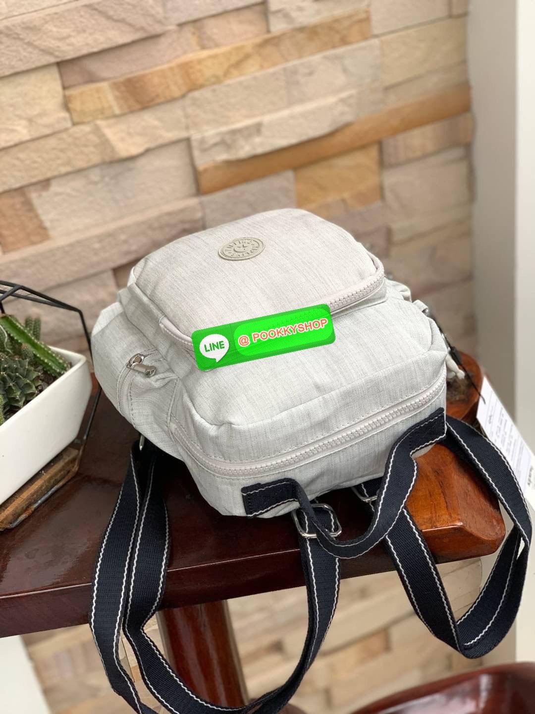 Kipling Escalus Medium Backpack กระเป๋าเป้สะพายหลังขนาดกำลังดี เก๋ไก๋สำหรับคุณผู้หญิงด้วยสีสันมาดลุคช์ที่ดูดีอย่าง white sand collection คุณสมบัติสุดทันสมัยที่สามารถกันน้ำจากวัสดุpolymide100% มีน้ำหนักเบาและใช้งานได้จริง ดีไซน์มาพร้อมกับความสะดวกสบายกับสา