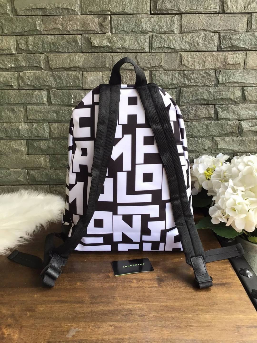 LONGCHAMP LE PLIAGE LGP BACKPACK รายละเอียด • วัสดุ: ผ้าใบ • อะไหล่: นิกเกิล • ตัวกระเป๋า: ผ้าใบโพลีอะไมด์เคลือบด้านใน • ตกแต่ง: หนังวัว รายละเอียดภายนอก • การปิด: ด้วยซิป • สายสะพาย: เลื่อนปรับระดับได้ • ช่อง: 1 ช่องซิป ภายใน • ช่องใส่ของ: 1 ช่อง ช่องด้า