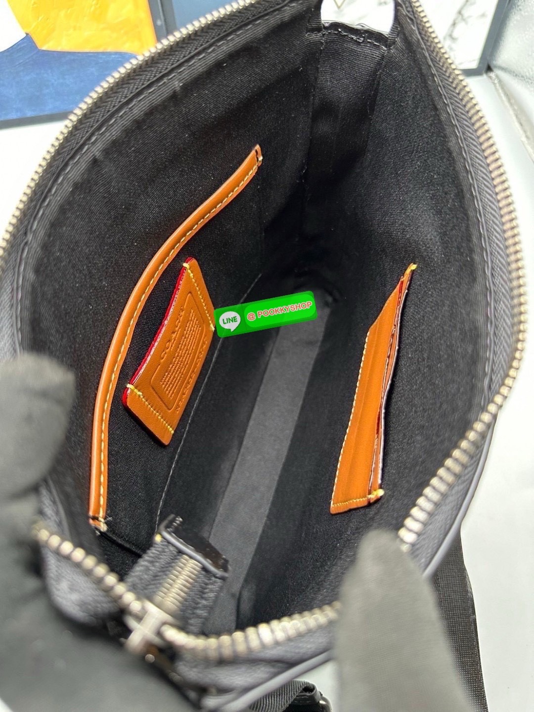 🎒 Coach CR747 – Houston Flight Bag in Signature Canvas เท่ เนี้ยบ พร้อมลุยในทุกวัน กับทรง Messenger ที่ใช้งานง่ายที่สุด 🖤 รุ่นนี้เท่มาก! สะพายแล้วหล่อขึ้นอีก 3 ระดับ Coach CR747 – Houston Flight Bag รุ่นขายดีสาย Messenger สะพายข้างได้พอดีต