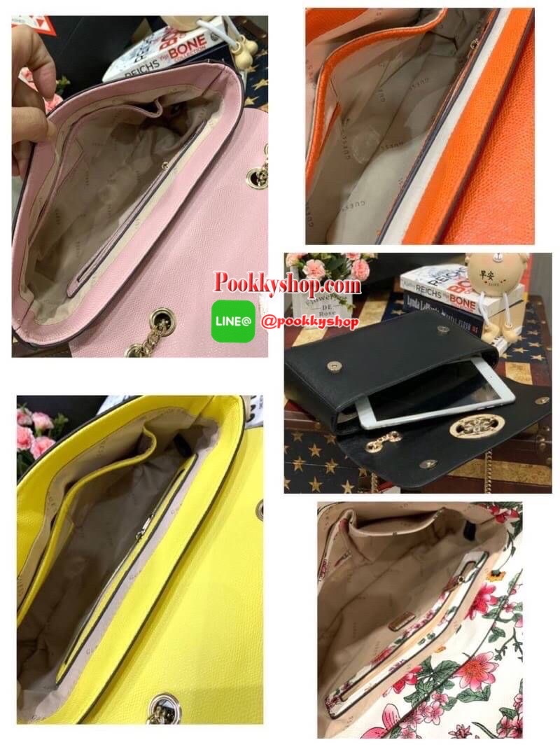 Guess Open Road Crossbody bag กระเป๋าสะพายข้างรุ่นใหม่ชนช้อปจากGuess สะพายได้ทั้งสายคู่และสายเดี่ยวในสไตล์ครอสบอดีร์ก็ได้ สายสะพายโซ่ต่อหนังไม่เจ็บบ่า วัสดุหนังsynthetic เปิดปิดด้วยกระดุมแม่เหล็ก2ตำแหน่ง ภายในใช้งานหลัก ช่องมือถือ และช่องซิป ใส่มินิไอแพค/