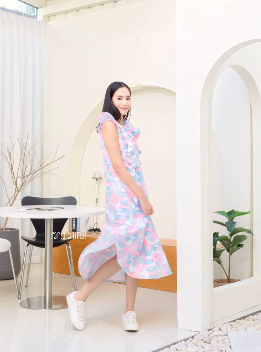 🎉🎉มาจ้าาา!!! ใครที่ชอบงานผ้าคอตตอนญี่ปุ่นแนะนำตัวนี้เลยค้า ลายสวยมากกค้า😉🥰 Maxi dress ทรงปล่อยต่อชายระบายย้วยหางปลา แต่งระบายเล็กๆช่วงอก มีกระเป๋าหน้าค่ะ **ผ้าสวยมากค่ะเนื้อคอตตอนโตไกนุ่มใส่สบายสุดๆ** มีซิปหลังค้า