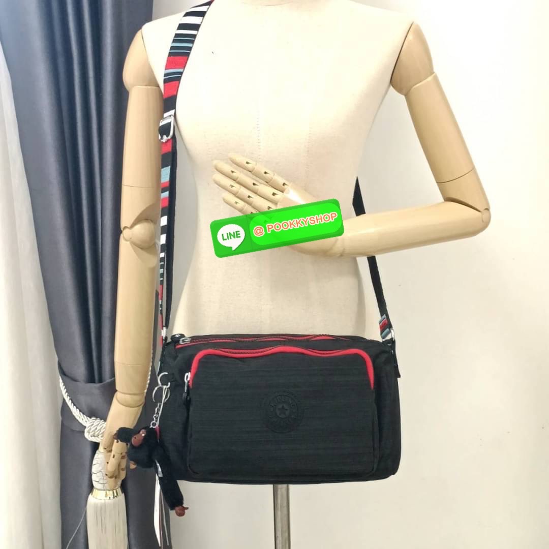 KIPLING RETH CROSSBODY BAG ซับในตาราง วัสดุ Nylon +polyester กระเป๋าสะพายข้างหรือ สะพาย Crossbody ได้ ช่องหน้าเปิด-ปิด ด้วยซิป พร้อมช่องแยกบ่อยด้านข้าง ช่องหลัก 2 ช่อง ด้านในโล่งกว้าง สามารถจุสัมภาระได้เยอะ พร้อมช่องซิปหลัง สายสะพายปรับระดับสั้น-ยาว ได้ f