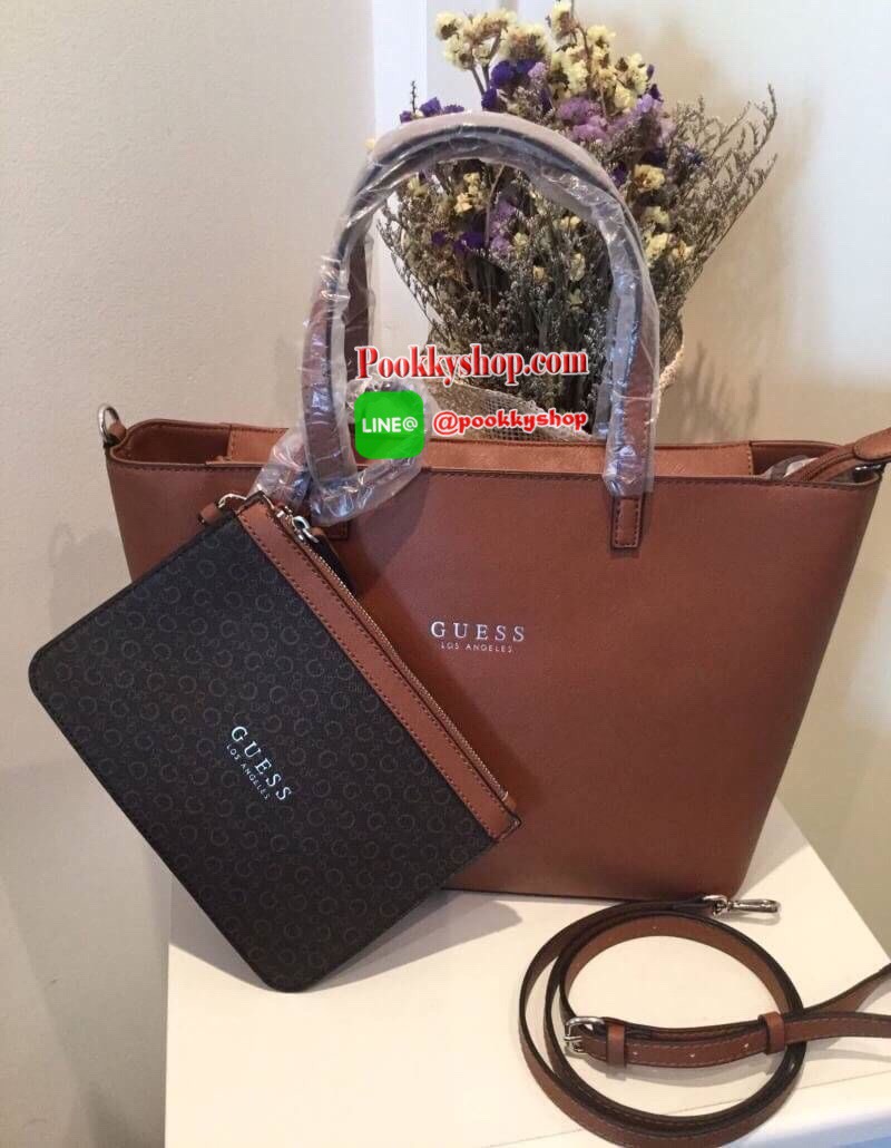 พร้อมถุงผ้าแบรนด์ GUESS BAG กระเป๋าสะพายทรง Tote จาก GUESS วัสดุหนัง Saffiano คุณภาพดี น้ำหนักเบา ด้านหน้าปั้มโลโก้แบรนด์สุดหรู รุ่นนี้มาพร้อมกระเป๋าใบเล็กสำหรับใส่ของ ถอดแยกใช้ได้ อะไหล่เงิน เปิดปิดกระเป๋าด้วยซิปสะดวกใช้ ด้านในโล่งกว้าง มีช่องเล็กสำหรับใ