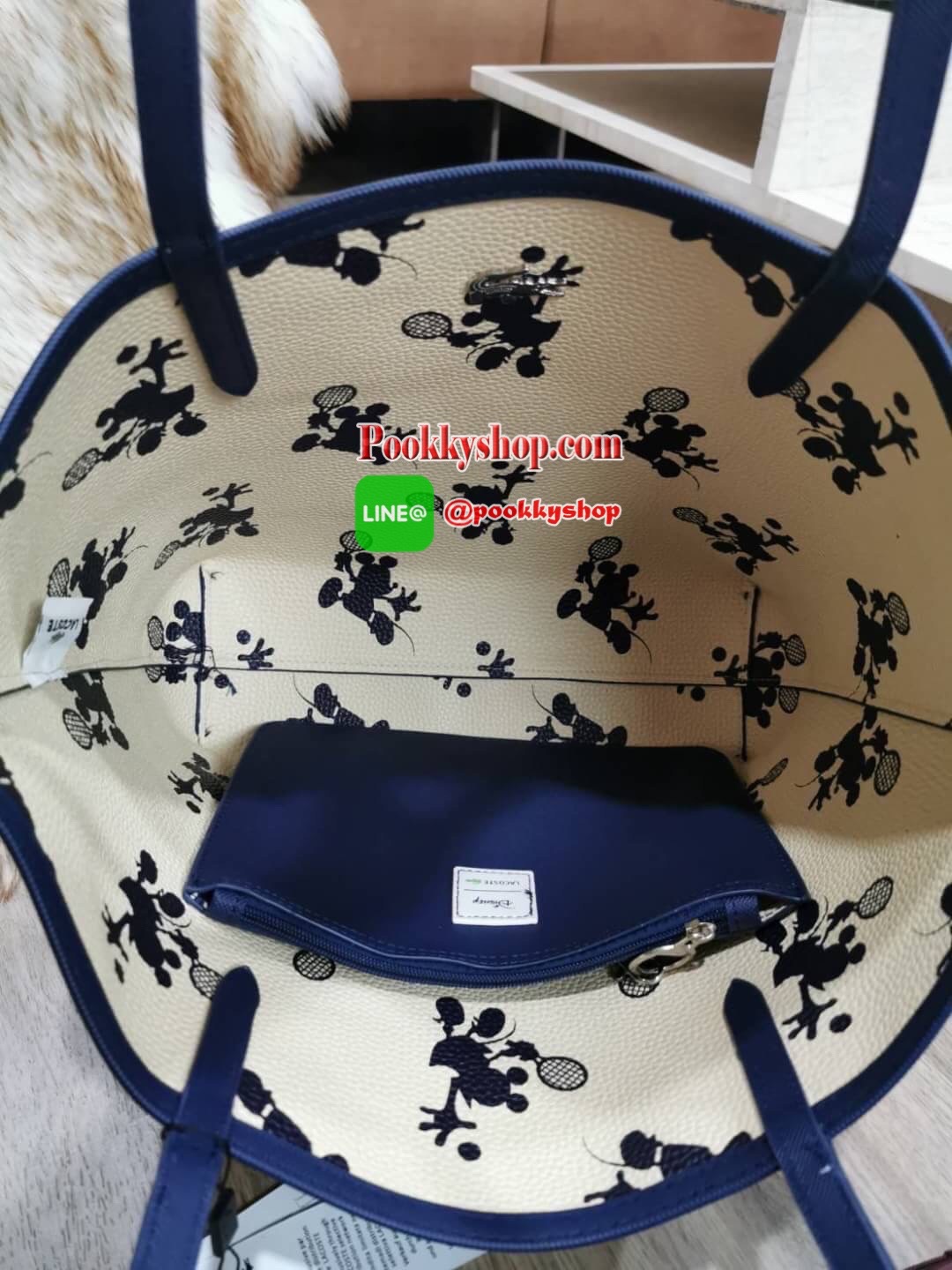 Don't Miss! Best Seller! ซื้อ1ได้ถึง2!! New! & Limited x Disney Holiday Collection Reversible Tote Bag With Clutch คอลเลคชั่นดิสนีย์ทรงTote มาพร้อมใบเล็กเข้าชุดสุดคุ้มสามารถแยกใช้ได้ วัสดุหนัง Saffiano สวยกันน้ำดูแลรักษาง่ายดีไซน์โดดเด่นมีลูก