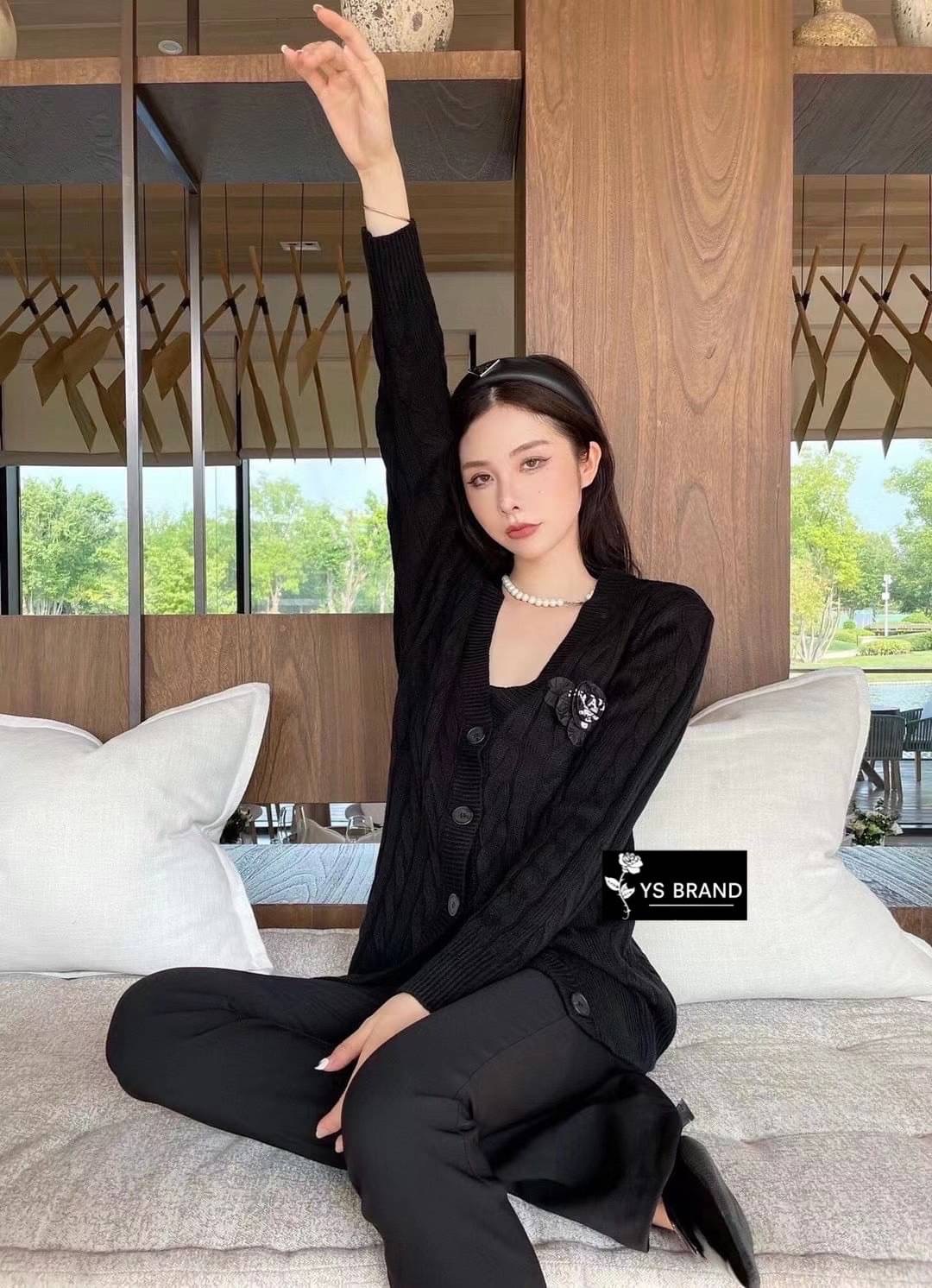 เสื้อคลุมไหมพรมแขนยาวคอวี ผ้าไหมพรมยืดเนื้ออย่างดีผ้าดีมากๆ นิ่ม เด้งยืดได้เยอะ ผ้าดีทอละเอียด ทอลายเกลียวทั้งตัว แต่งกระดุมด้านหน้า ติดเข็มกลัดPradaช่วงอก ถอดแยกได้ สวยหรูมากๆ โดดเด่นสุดๆ มาพร้อมป้ายคอ Prada Tagครบ สวยมาก งานคุณภาพ ห้ามพลาด จัดเลยจ้า