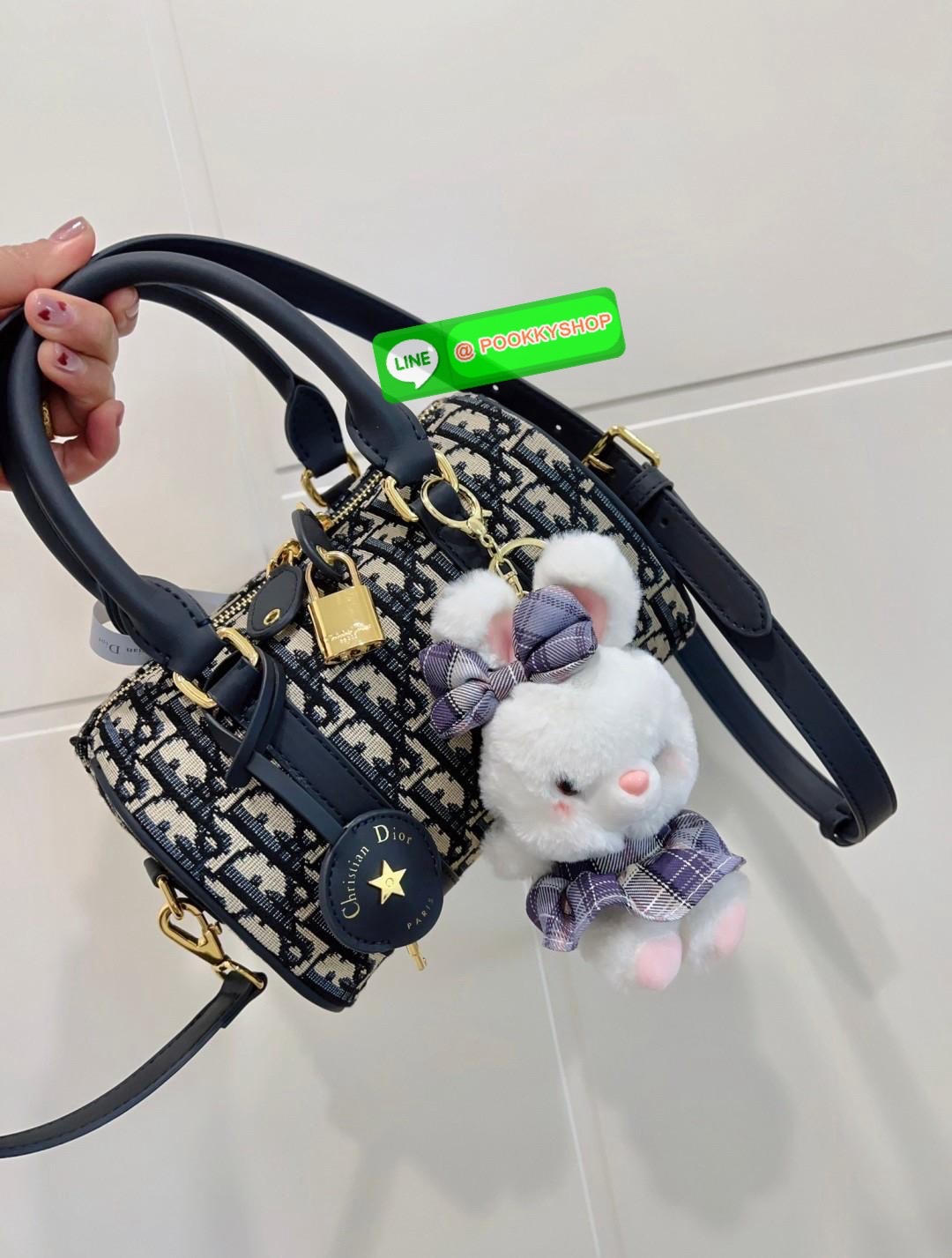 ต้องบอกว่าใบจริงสวยมากๆกับรุ่นนี้ ไม่ผิดหวังแน่นอน DIOR GROOVE BAG 2025 🔖มีไม่มากแล้วน๊าา หมดแล้วหมดเลย ใบกลาง สวยตามๆเซเลปในไทยและ ตปท.กันเลยค่ะ กับกระเป๋าจากDior วัสดุJacquard ทอลายแบรนด์ตัดขอบด้วยหนังแท้เนื้อแมทสุดคลาสสิค