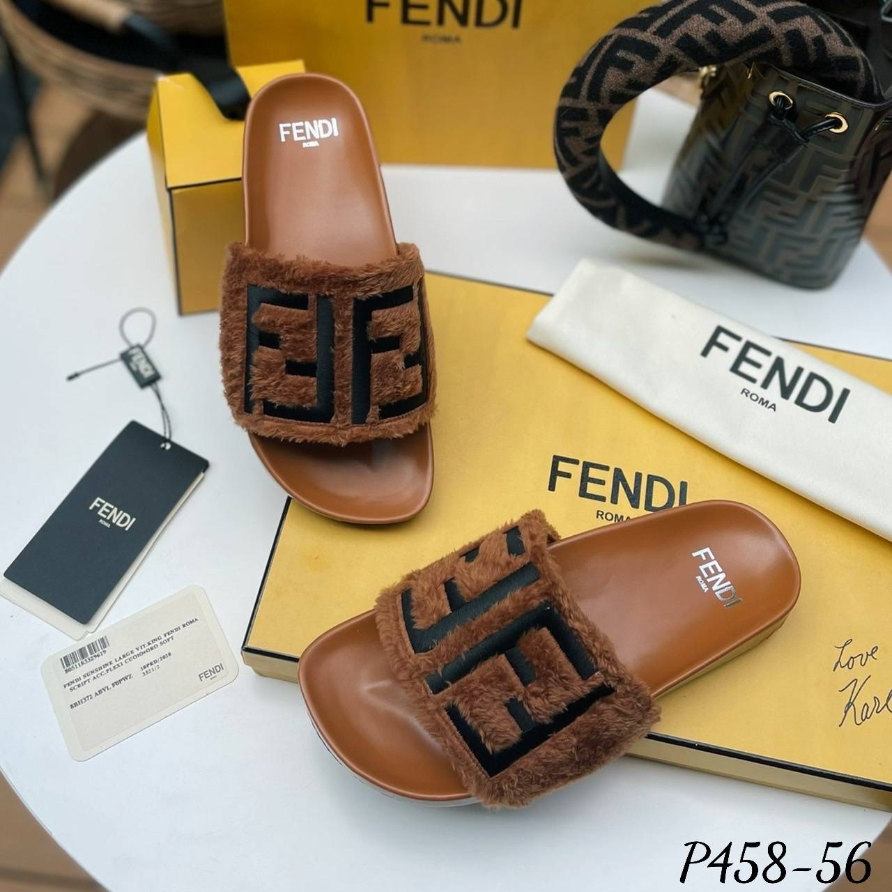 พร้อมส่ง งานมาใหม่ล่าสุดเลยค๊า รองเท้าแตะ ส้นแบน งานFe ndi. ขนเฟอร์นุ่มๆ งานปักโลโก้ น่ารักมากกกๆ ค่ะ นุ่ม ใส่สบาย มาไม่มากน้า รีบจัดเลยค๊า