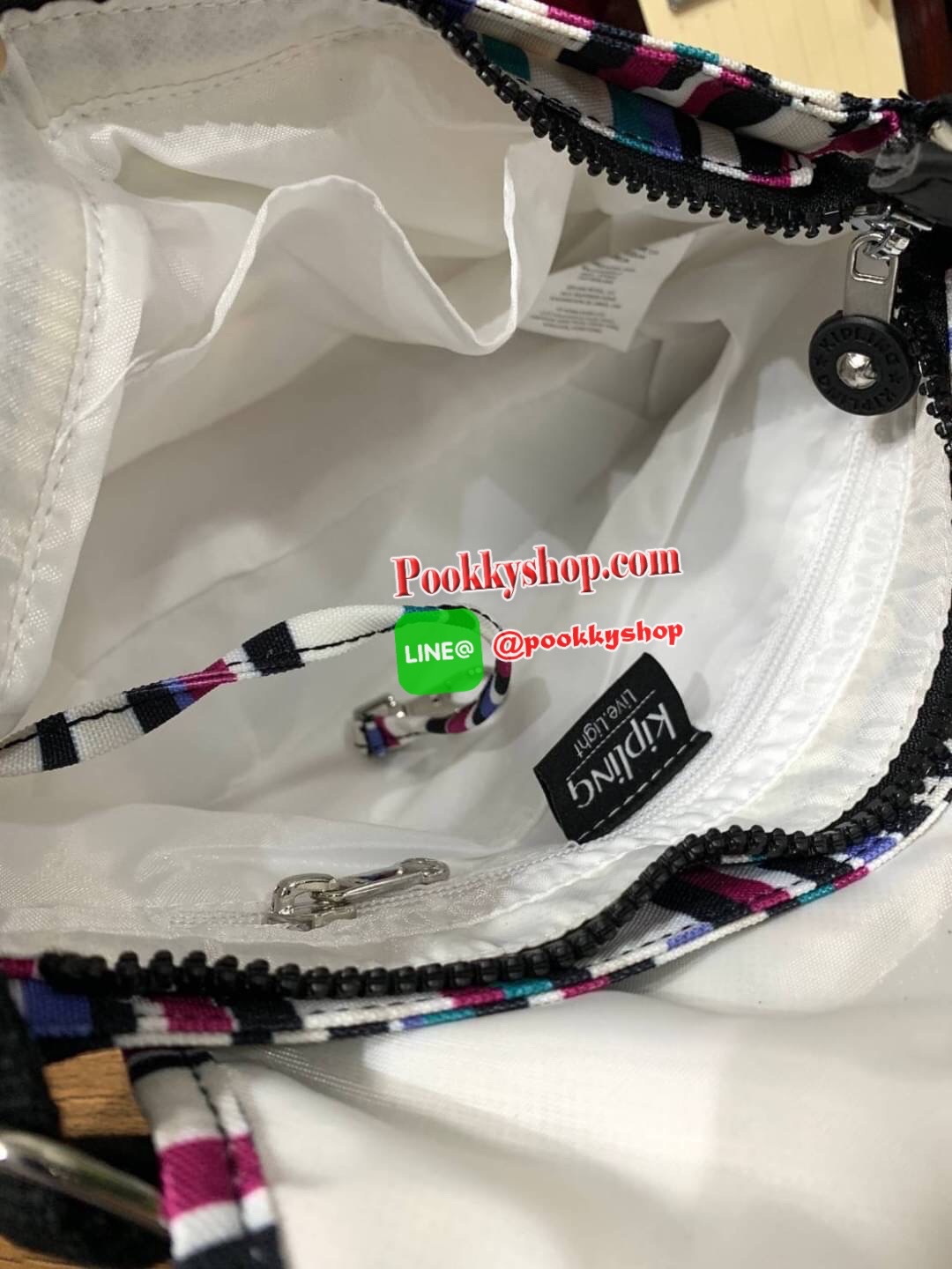 KIPLING SABIAN PRINTED CROSSBODY MINI BAG คอลเลคชั่นใหม่จากpac-man สำหรับสาวๆที่ชื่นชอบกระเป๋าสะพายข้าง ขนาดกำลังดี สะพายได้ทั้งสายคู่และสายเดี่ยว เปิดปิด2ชั้นด้วยกระดุมแม่เหล็กและซิป ภายในกว้างใส่กระเป๋าสตางค์ยาว มินิไอแพคและของจุกจิกอื่นๆได้ สายสะพายปรั