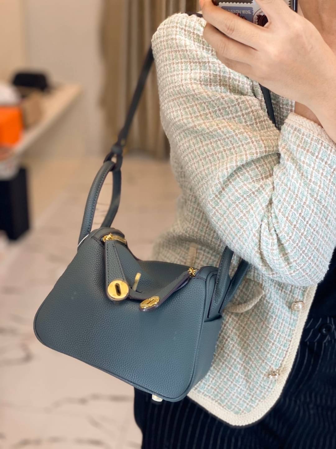 กลับมาเเล้วค่า Lindy 20cm หนัง PU premium ที่ลูกค้าถามกันมาเยอะมากกก รอบนี้หนังสวยมากๆๆ สายสะพายแบบเรียบหรู มีห่วงรัดสายสองข้าง มี 2 สายนะคะ มีซิลิโคนปิดลูกบิดกันรอย งานเนี้ยบสุด ยิ่งใช้ยิ่งนิ่มมม กระเป๋าทรงสวยนุ่ม Flexible มากๆ จุของได้ทุกสิ่ง จะใช้ไปทำง