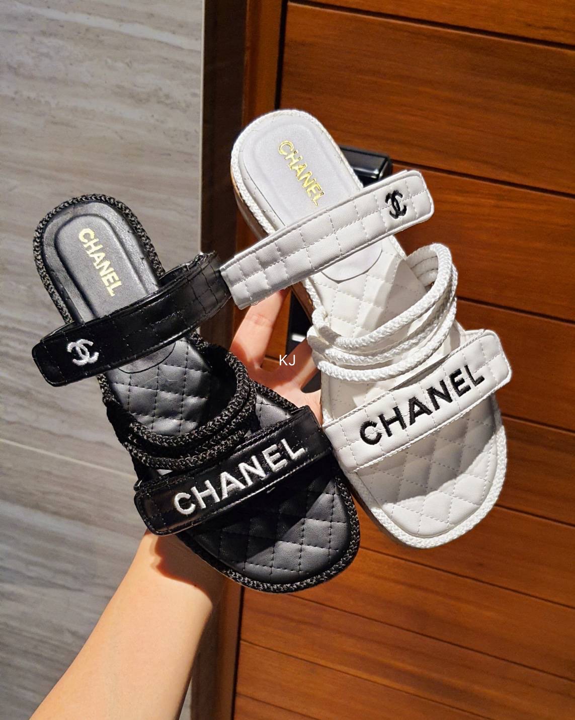 พร้อมส่ง แบบใหม่ รองเท้าแตะ Chanel แบบใหม่ล่าสุด รายละเอียดดีมาก สายด้านหน้าเป็นแบบแปะตีนตุ๊กแก สามารถปรับสายได้นะคะ ส้นไม่เตี้ยขนเกินไป
