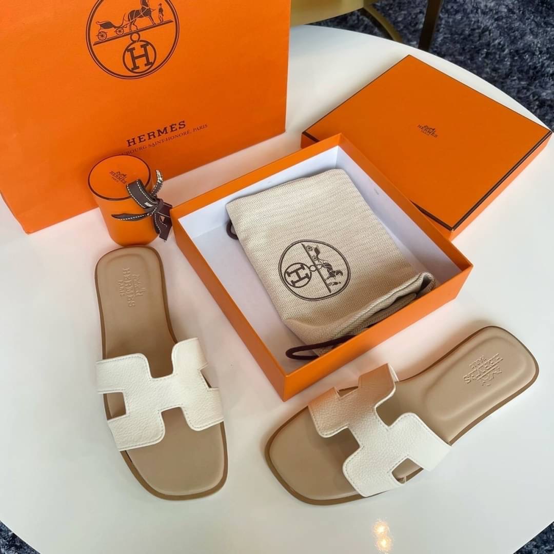 พร้อมส่ง รองเท้าแตะ Hermès สีพาสเทล ตัวใหม่ล่าสุด สีน่ารักมากกทุกสี คัดสีออกมาแล้วแมสที่สุด ให้เข้ากับเท้าสาวๆ ขับผิวมากคะ พื้นปั้มแบรนด์