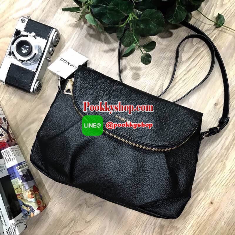 รีพีทรอบที่14!!! Don't Miss! ไอเท็มที่สาวๆกดLikeกันรัวๆ MANGO QUITED SHOULDER BAG กระเป๋าสะพายวัสดุหนังแกะสังเคราะห์แบบนิ่มประดับโลโก้อะไหล่ทองด้านหน้า เปิดปิดได้2ช่องทั้งฝาปิดกระดุมแม่เหล็กหรือซิปรอบปากกระเป๋า มาพร้อมสายสะพายยาวขนาดกำลังดี น้ำหนักเบ