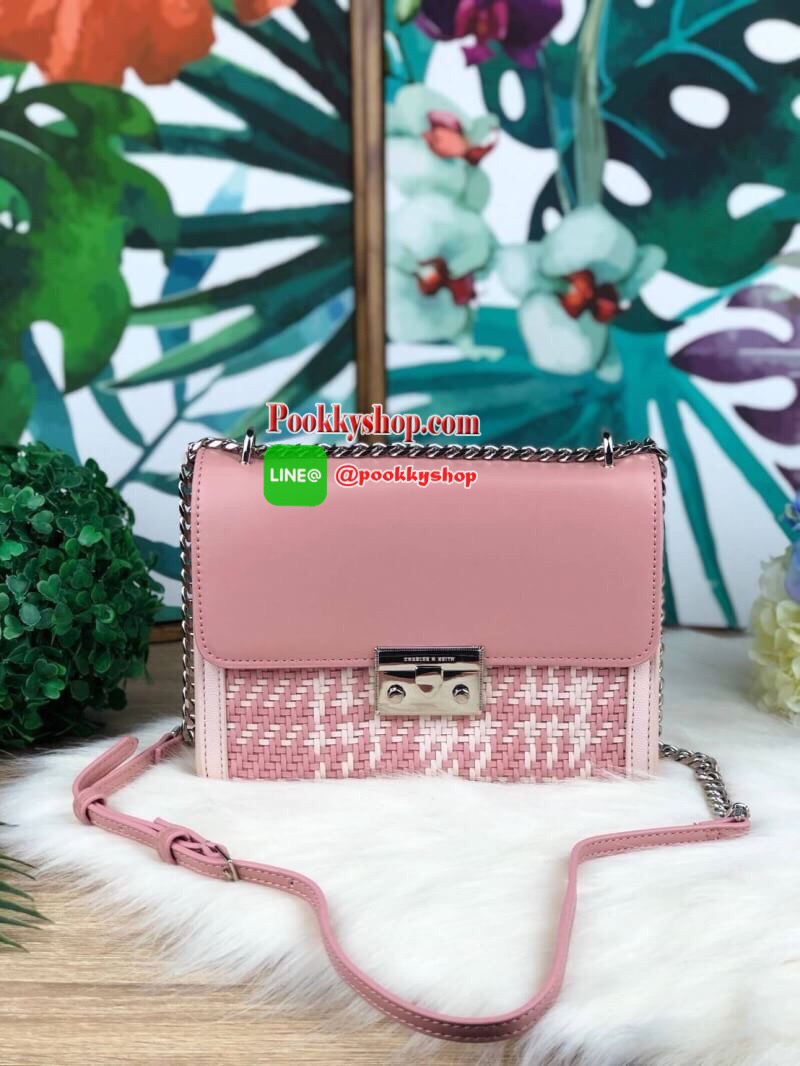 New arrival!! CHARLES & KEITH WOVEN DETAIL CLUTCH กระเป๋าสะพายอยู่ทรง ด้านหน้าเล่นดีเทลแต่งลายสายน่ารักมากๆ ด้านหลังมีช่องใส่บัตรได้ เปิดปิดด้วยตัวกดล็อก ด้านในจุของได้เยอะทีเดียวค่ะ ใส่ iPhone plus/ กระเป๋าเงินใบกลางได้สบายๆ สายสะพายยาวปรับได้ 5 ระดับเลย