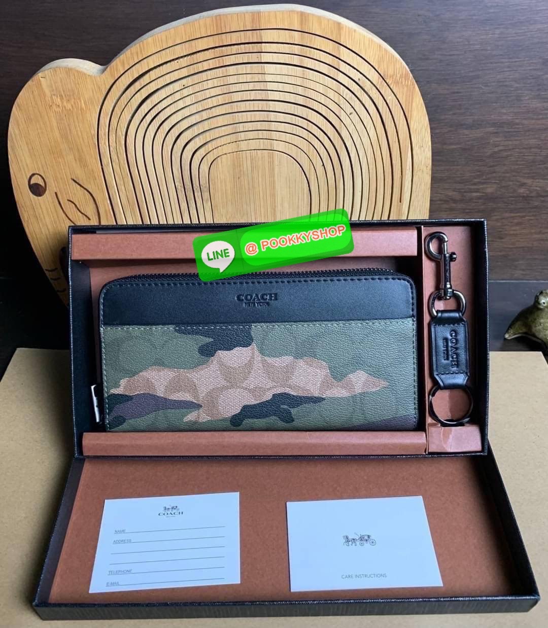 COACH ACCORDION ZIP WALLET IN SIGNATURE CANVAS กระเป๋าสตางค์ใบยาว ซิปรอบ ใช้งานง่าย ด้วยฟังชั่น ด้านใน ใส่บัตรได้จุใจ มีช่องซิปใส่เหรียญตรงกลาง โดนใจหลายๆคนไปเรียบร้อยและคลาสสิค เรียบหรูดูแพงตลอดกาล ยกให้รุ่นนี้เลย