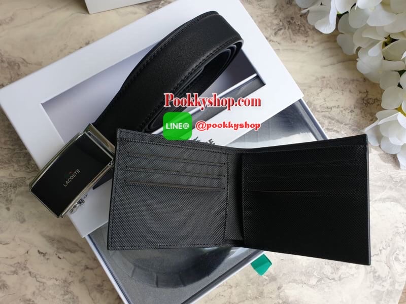 ลาคอส CLASSIC PETIT PIQUE Belt & Wallet Set !!! ซื้อ1ได้ถึง 2 ใบ เซตสุดคุ้ม!! มาพร้อมกล่องสุดหรู กระเป๋าเงินใบสั้นพับสองตอน ลายเปอติปิเก้ มีช่องใส่การ์ด ช่องใส่ธนบัตร บุซับในด้วยผ้าคอตตอน และ ด้านอกวัสดุ Pvc ลายเปอติปิเก้แต่งกระเป๋าด้านนอกกระเป๋า เข็มขั