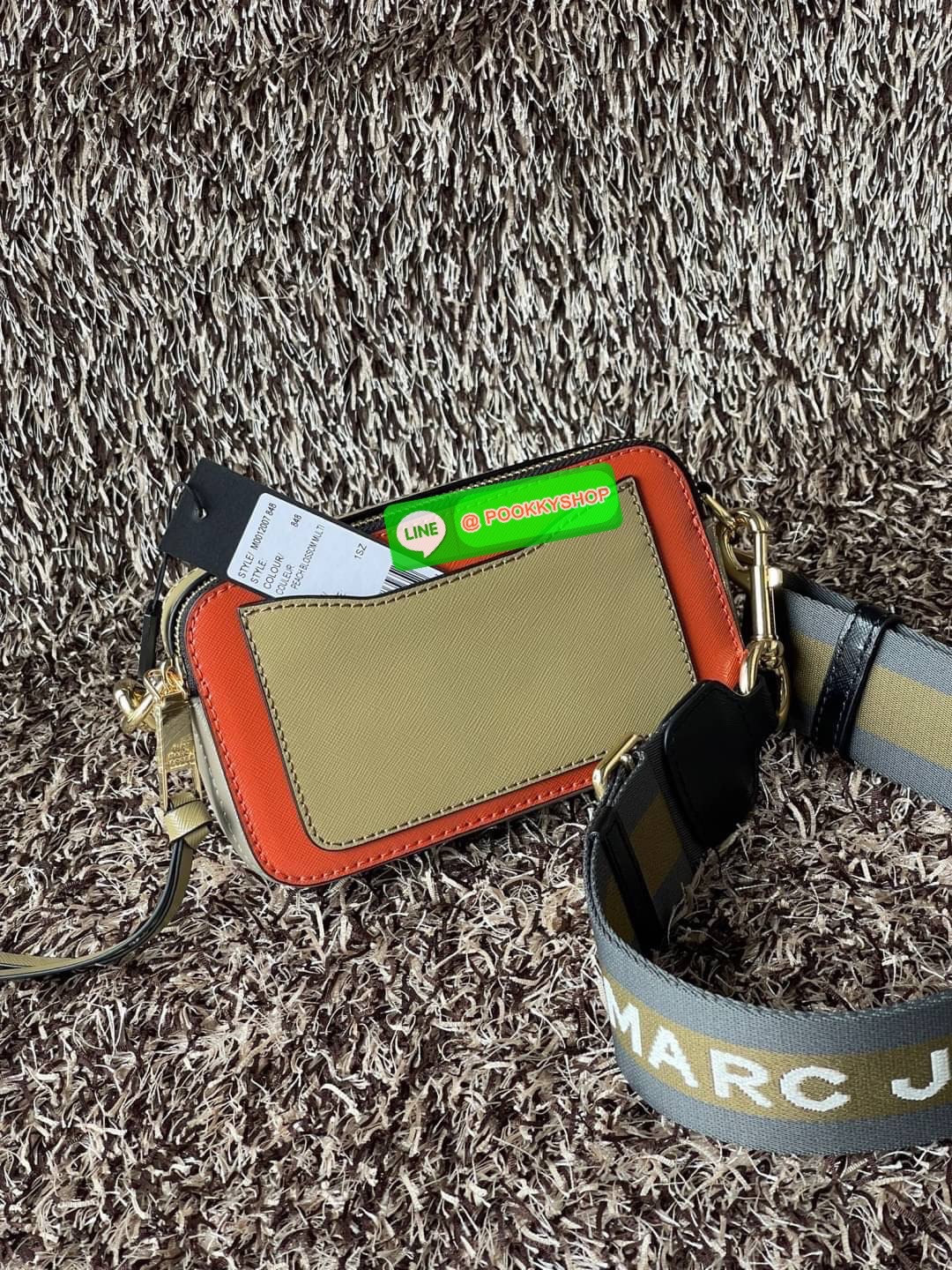 Marc Jacobs Snapshot Bag กระเป๋าแบรนด์ดังจากสัญชาติอเมริกัน นับได้ว่ารุ่นนี้เป็นรุ่นทรงฮิตของ marc jacobs เลยทีเดียว โดยด้านหน้ากระเป๋าจะเป็นโลโก้แบบโลหะที่เป็นสัญลักษณ์ของแบรนด์นี้ มาพร้อมสายสะพายที่จะสะพายยังไงก็ดูโดดเด่น เพราะขนาดใหญ่ที่สกรีนตัวอักษร m