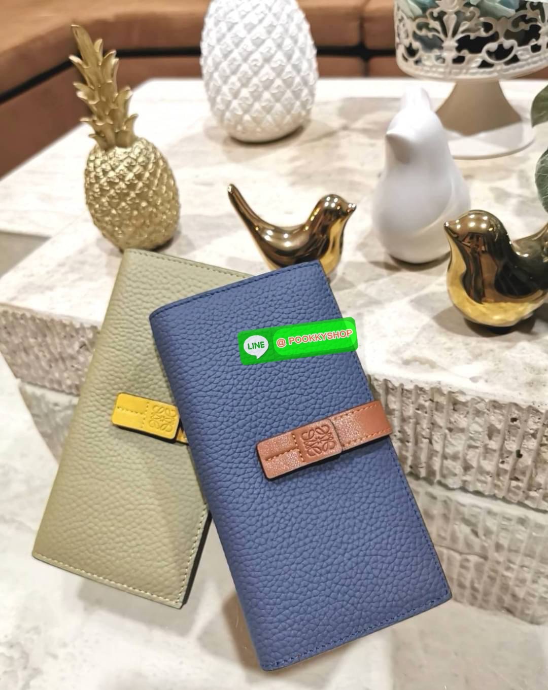 ✴️Don't Miss!✴️NEW! LOEWE LONG WALLET BAG VIP GIFT WITH PURCHASE-GWP กระเป๋าพรีเมี่ยมกิ๊ฟ Limited จาก LOEWE DUTYFREE COUNTER วัสดุหนังแท้เทคเจอร์สวยอยู่ทรงปั้มโลโก้แบรนด์ด้านหน้าเปิดปิดด้วยกระดุม ภายในมีช่องใส่ธนบัตรหลายช่อง ช่องหลักสาม