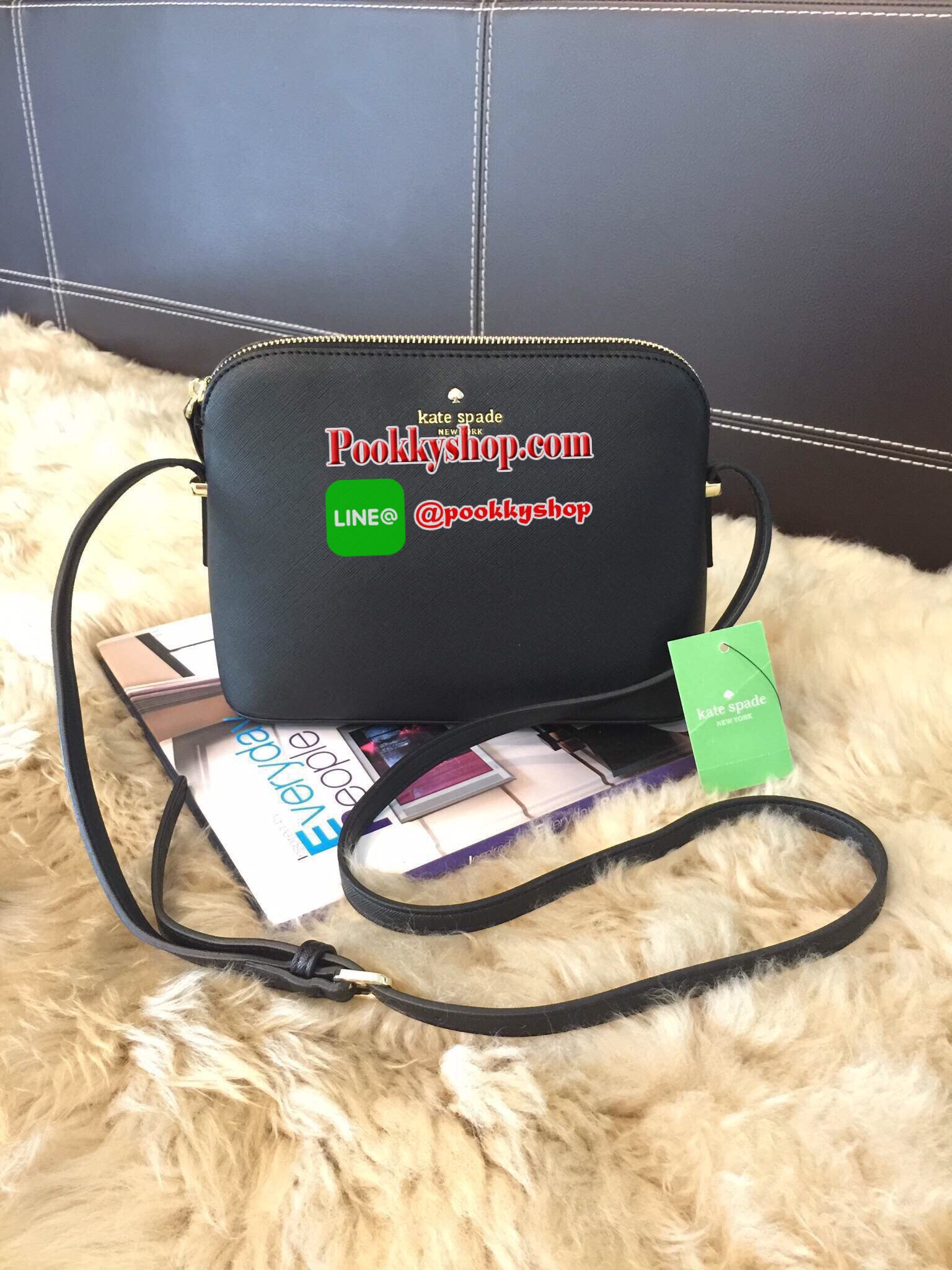 ปิ๊งป่อง!! มาเพิ่มแล้วค่ะ!! KATE SPADE CEDAR STREET MANDY กระเป๋าสะพายแบรนด์ดังจากอเมริการุ่นสุดฮิตหนัง Saffiano สวยหรูอยู่ทรงสไตล์ PRADA ด้านหน้าประดับโลโก้แบรนด์สีทองสวยไฮโซ ขนาดกำลังดี เปิดปิดด้วยซิปสะดวกใช้ ภายในมีช่องซิปและช่องใส่มือถือ สามารถใส่กระเ