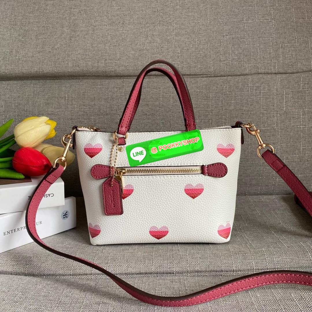 Coach Mini Gallery Crossbody With Stripe Heart Print (coach ca793) กระเป๋าสะพายข้าง เทรนรุ่นเล็กมาแรงวัสดุหนังแท้ทั้งใบ เปิดปิดด้วยซิป มีช่องใส่บัตรเครดิต 2 ช่อง ซับในผ้า สายสะพายถอดได้ สามารถสะพายข้างหรือสะพายไหล่ได้