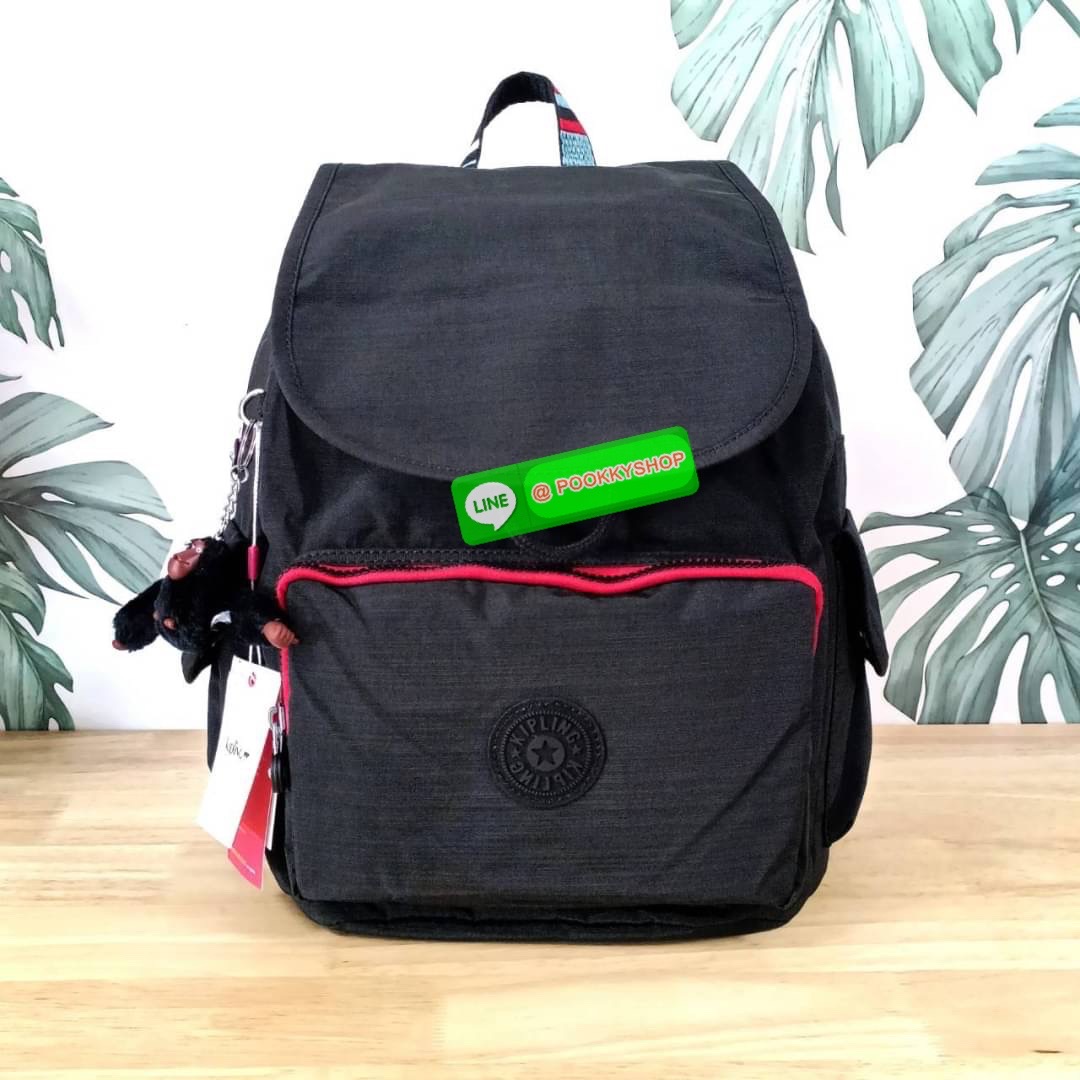 Kipling City Pack Medium Backpack กระเป๋าเป้ Kipling ขนาดกลาง วัสดุ Polyester 100% มีหูหิ้วด้านบน -ด้านหลัง มีซิปหลัง 1ช่องลึก -ด้านข้างมีช่องใส่ของเล็กน้อยทั้ง 2 ด้าน เปิด-ปิด ด้วยกระดุมแม่เหล็ก -ด้านหน้ามีช่องซิปใส่ของแยก 1 ช่อง และ ช่องปรับขนาดด้วยสายล