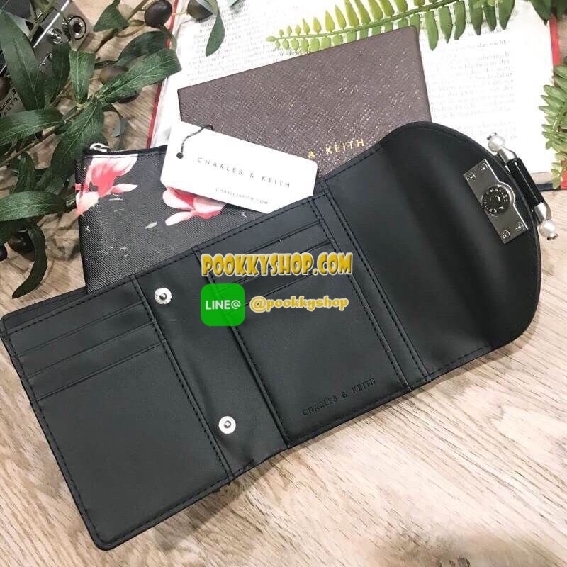 พร้อมส่งความน่ารัก! BEST SELLER! CHARLES & KEITH Peforated Wallet กระเป๋าสตางค์ใบสั้นพับ3ตอนรุ่นยอดนิยมวัสดุหนัง Saffiano สีดำประดับลายดอกไม้ Van Goh คลาสสิค ดีไซน์สวยเก๋ไม่ซ้ำใคร ด้านหน้าปั้มโลโก้เปิดปิดด้วยกระดุมเเม่เหล็ก ภายในมีกระเป๋าเล็กช่องซิปสำหรับ