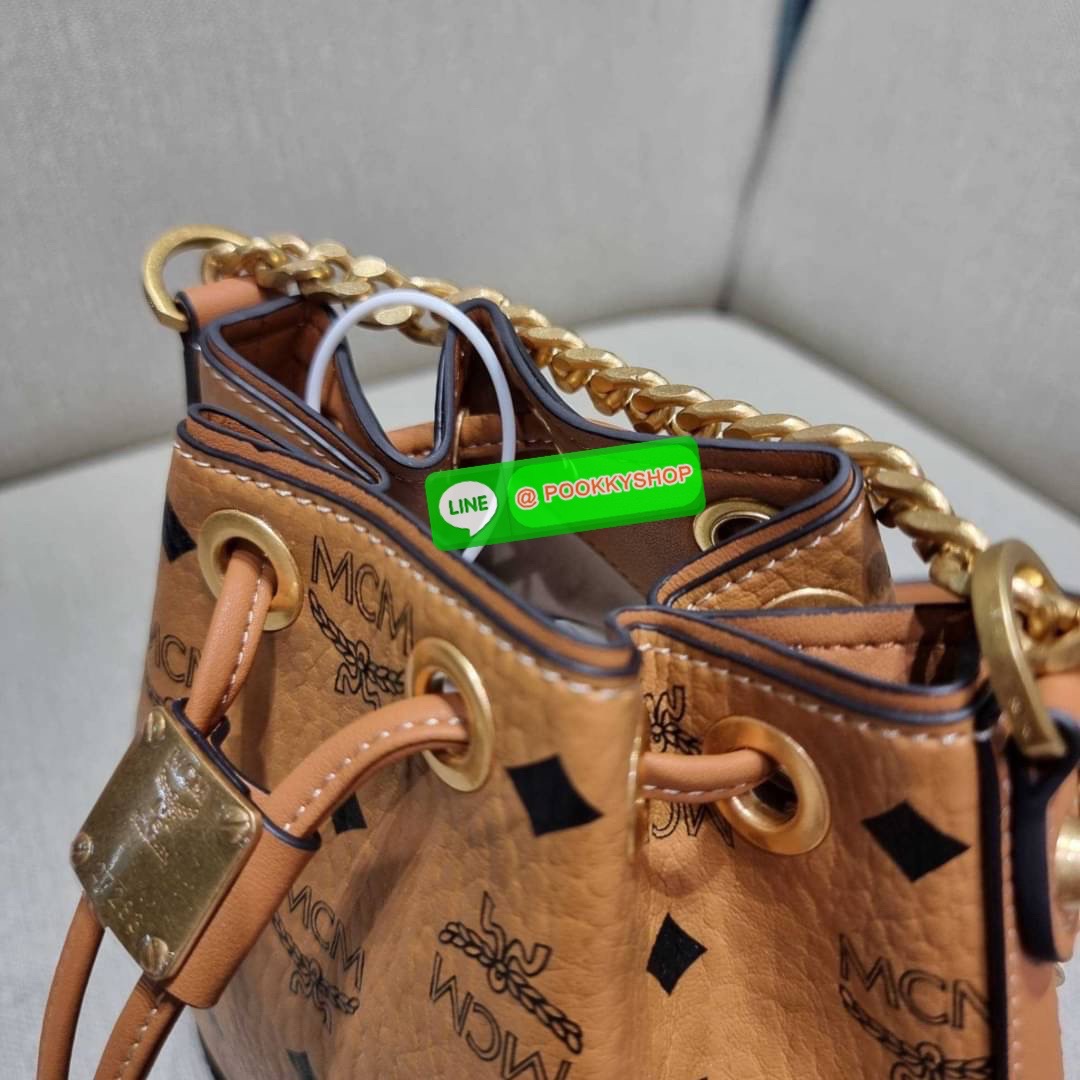 MCM SOFT BERLIN DRAWSTRING BAG IN VISETOS กระเป๋าสะพายทรง bucket ไซส์ mini ขนาดน่ารักน่าใช้ มาพร้อมกล่องสุดหรู!! วัสดุหนังแคนวาสคุณภาพดี รูดเปิด-ปิดกระเป๋าด้วยสายหนัง ภายในเป็นช่องโล่ง มีช่องแยก และช่องเก็บบัตรหรือจะไว้ของจุกจิกก็ได้ เป็นหนังแท้ ใต้กระเป๋