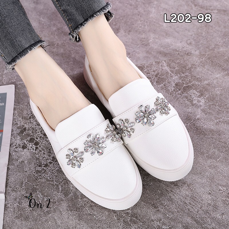 แบบใหม่ รองเท้าผ้าใบหนัง งานแฟชั่นสไตล์แบรนด์คู่นี้หนังนิ่มนะจ๊ะ ทรงสวยหน้าประดับคลิสตัลรูปดอกไม้ด้านในนิ่ม ใส่สบายพร้อมส่ง2สี