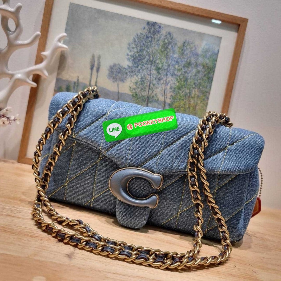 COACH CR704 TABBY SHOULDER BAG 26 WITH QUILTING 🔆 Details ไอเท็มใหม่ ตัวแม่แบบฉ่ำ สวยทำถึง! ต้อนรับซัมเมอร์ให้โดดเด่นกว่าใคร กับกระเป๋าสะพายไหล่ดีไซน์หรูหรา มีดีเทลสวยงามด้วยการเดินด้ายลวดลายตัดกับกระเป๋า เปิด-ปิดด้วยอะไหล่แบบกระดุม ภายในมีช่องเยอ