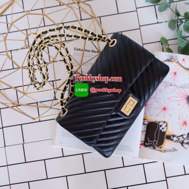 มาเพิ่มละค่า งาน Best Seller พร้อมสีใหม่สวยๆ มาให้เลือกเพิ่มอีก 2 สี !! KEEP รุ่น shoulder chevron chain handbag สวย หรู มากๆ เลยน๊า กระเป๋าอยู่ทรง หนังตัวใหม่ Microfiber สวย ทนกว่าเดิม ตัวกระเป๋าเย็บประณีต สายโซ่ปรับ สั้น ยาวได้คะ ภายในสีแดง มีช่องใส่ของ