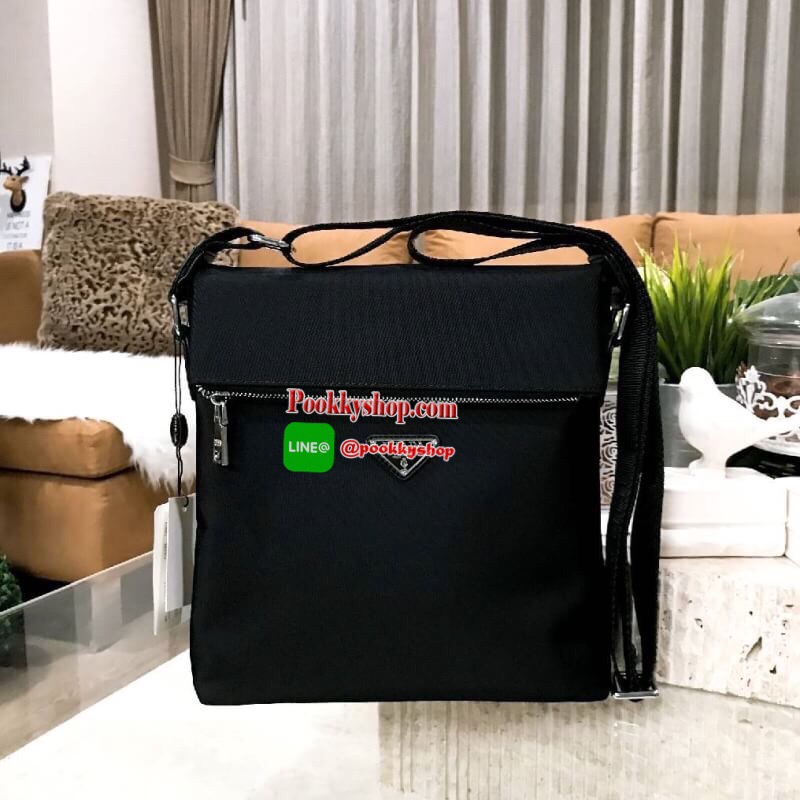 ห้ามพลาด! PRADA MESSENGER BAG VIP GIFT WITH PURCHASE (GWP) กระเป๋าสะพายทรงเหลี่ยมพรีเมี่ยมกิ๊ฟ Limited edition จากเคาน์เตอร์แบรนด์ วัสดุ Nylon เนื้อหนาด้านหน้าประดับโลโก้แบรนด์ดีไซน์คลาสสิคไม่มีเอ้าท์ ขนาดกำลังดี เปิดปิดด้วยซิปสะดวกใช้ ด้านหลังมีช่องซิป ห