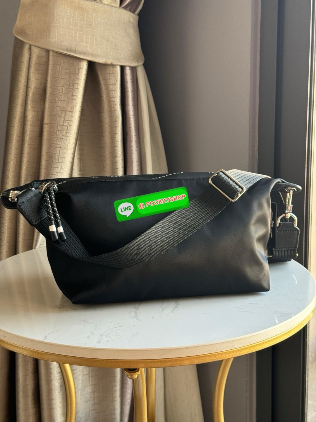 Longchamp LE PLIAGE ENERGY M YOGA BAG คอลเลกชั่นสุดเก๋ของ Longchamp ที่ซึ่งเป็นอีกหนึ่งแฟชั่นมาบรรจบกับกีฬา ออกแบบด้วยรูปแบบการเคลื่อนไหว ประสิทธิภาพ และความทนทานที่หลากหลาย ผลิตด้วยผ้าโพลีเอไมด์รีไซเคิลที่ผ่านการรับรอง ECONYL หัวซิปกันน้ำ มีให้เลือกหลายส