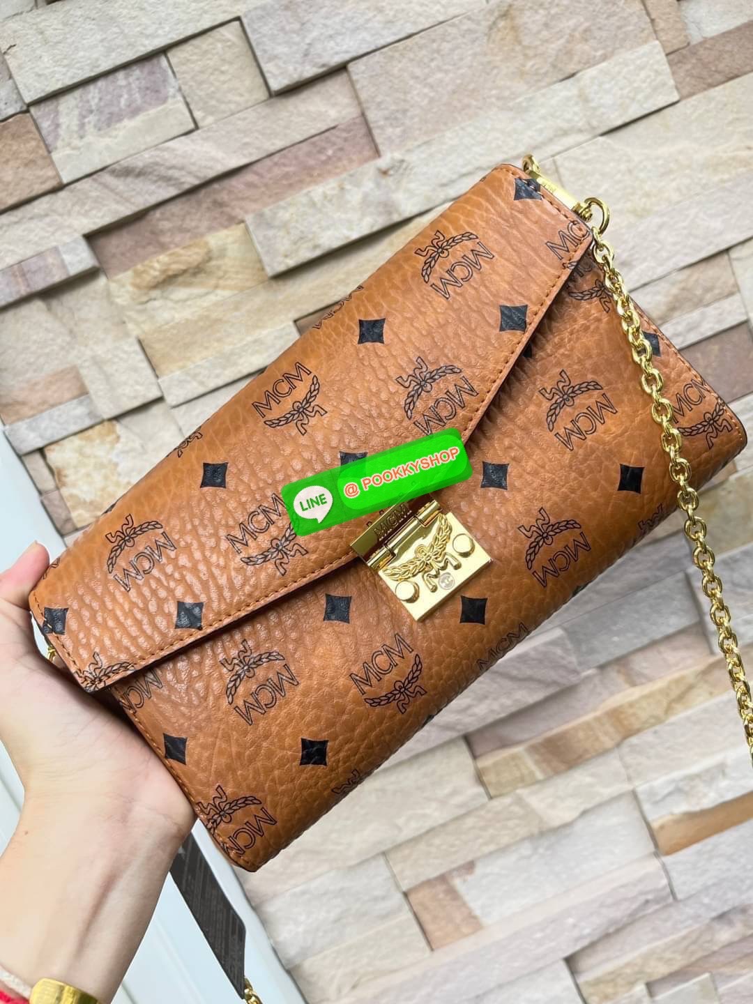 MCM Millie Flap Crossbody In Visetos ในฐานะตำนานที่ยังคงอยู่ กระเป๋าจากคอลเล็กชั่น Millie นี้ มีเรื่องราวของ MCM แทรกซึมอยู่ในทุกองค์ประกอบ กระเป๋าใช้งานแบบCrossbody โดยฝาปิดกระเป๋าตัดเย็บจากผ้าใบเคลือบผิวพิมพ์ลาย Visetos (Visetos Canvas) ถือเป็นไอเทมในฝั