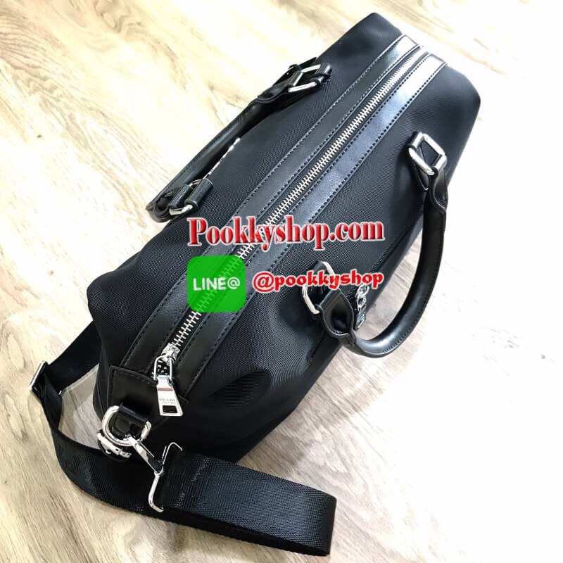 Don't Miss! PRADA NYLON TRAVEL BAG GIFT WITH PURCHASE GWP Limited edition พรีเมี่ยมกิ้ฟจากเคาน์เตอร์แบรนด์ต่างประเทศวัสดุ Nylon เนื้อหนาคุณภาพดีตามแบบฉบับแบรนด์ ด้านหน้าประดับโลโก้หรู ด้านข้างมีสายรัดแบบเข็มขัดปรับได้2ทรง ด้านหลังมีช่องซิป หูจับหนังแ