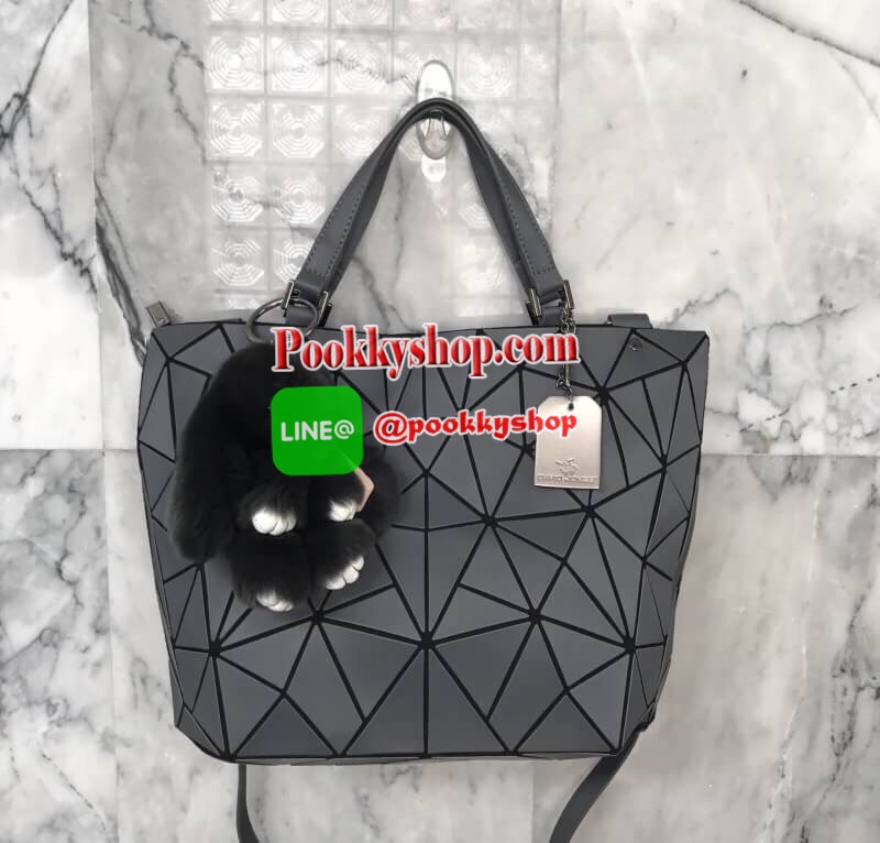 2 สีเข้าใหม่ Coffee brown และ Metal grey Tone สี earth tone สุด classic ที่ แมทช์กับชุดง่ายมาก แถมยังลาย Limited edition หายาก ปรับทรงได้ 2 แบบ น่ารักมาก ค่า กระเป๋า จากแบรนด์ David Jones กระเป๋าสะพายข้างดีไซน์เกร๋มาก สีสวยหรูมาก ขนาดกำลังดีเลย น้ำหนักเบา