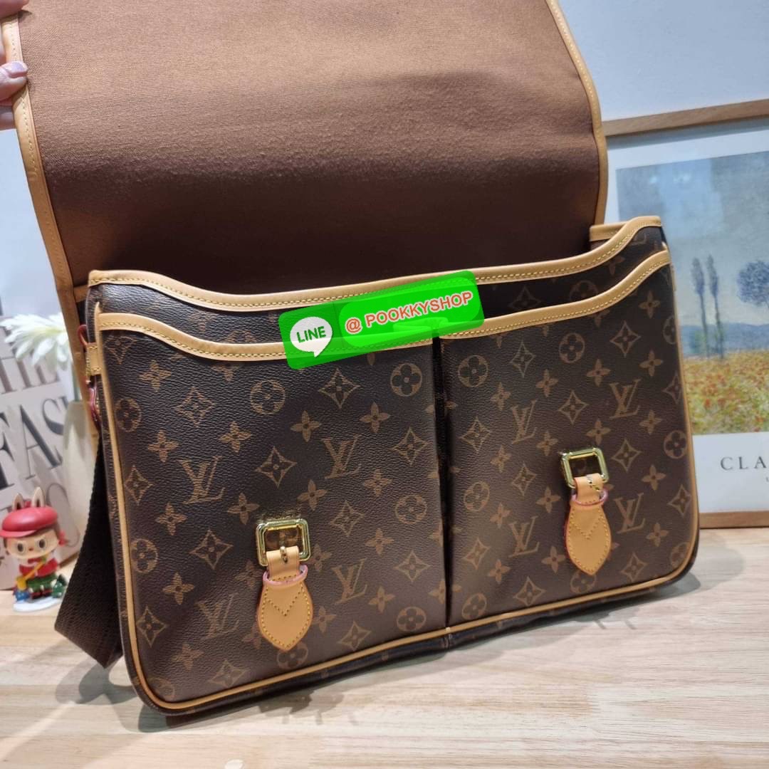 LV GIBECIERE CROSSBODY BAG กระเป๋าสะพายข้างใบใหญ่ ทรงแมสเซนเจอร์ เอาใจหนุ่มๆ ดีไซน์วินเทจ ย้อนยุค คลาสสิคไม่มีเบื่อ วัสดุหนังแคนวาส ทนทาน เปิด-ปิดด้วยสายคาดปรับระดับได้ ภายในมีช่องแบ่งเป็นสัดส่วนอย่างดี มีช่องซิป สายสะพายปรับได้ตามชอบ ใส่ของได้เลยแบบจุใจ