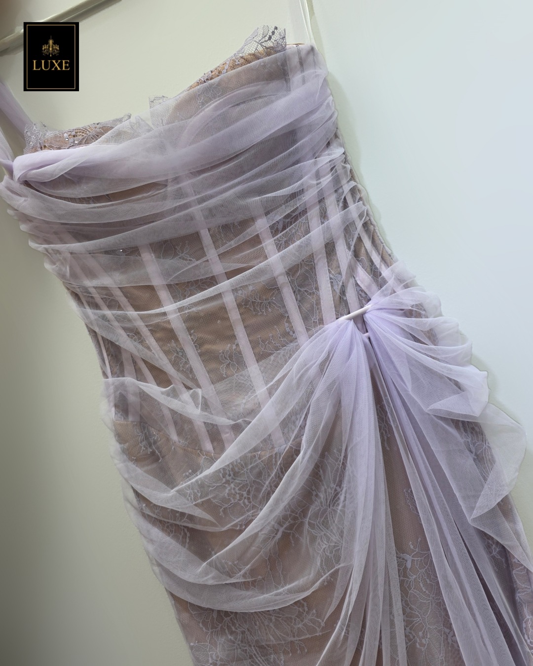 เดรสแฟชั่น เดรสเสื้อเกาะอก มีโครงแบบคอร์เซ็ต ซ้อนทับด้วยผ้าเน็ตจับเดรป กระโปรงจับเดรป