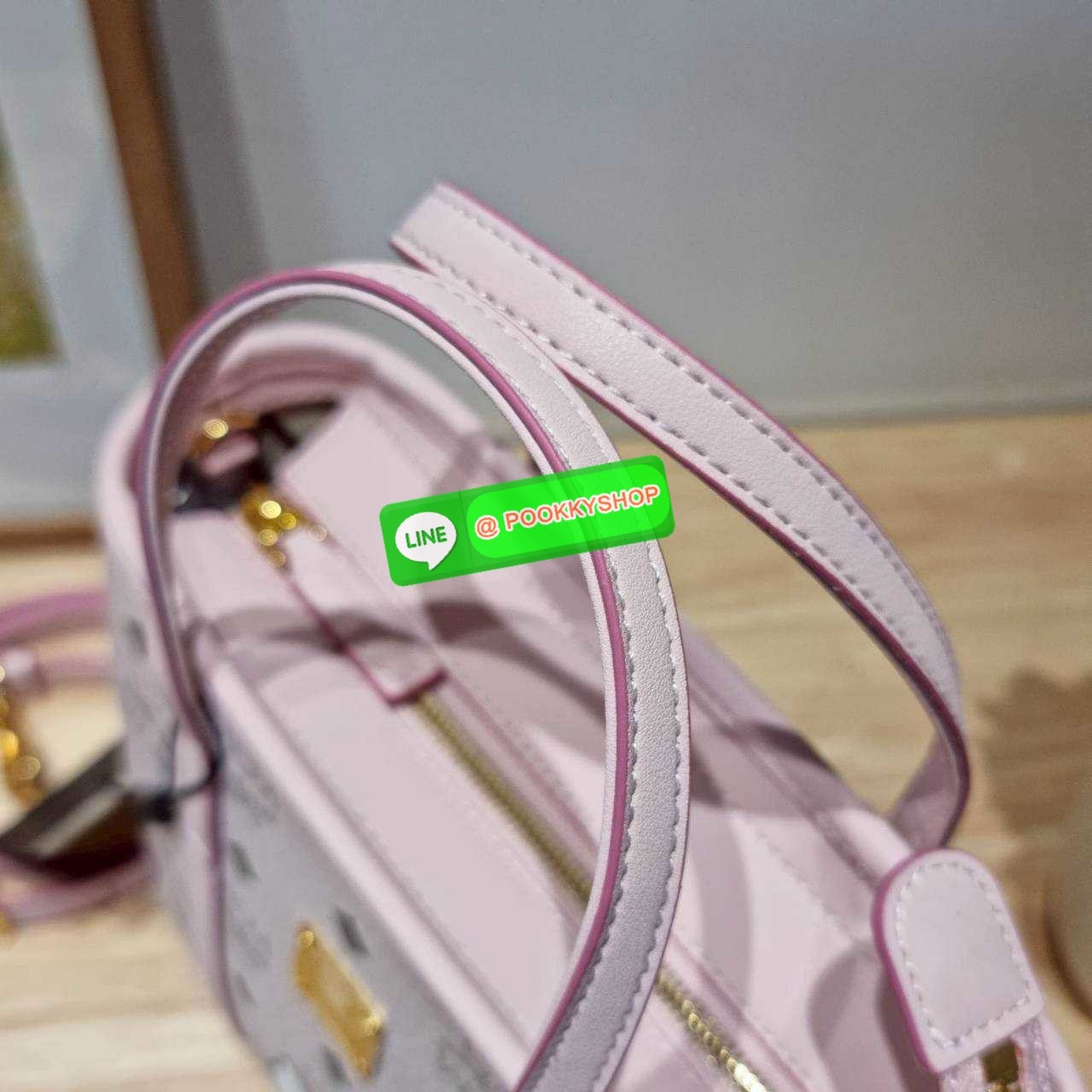 🔆 Model MCM × HELLO KITTY MINI TONI SHOPPER IN VISETOS 🔆 Details ฉลองครบรอบ 50 ปี Hello Kitty ที่มาคอลแลบกับ Mcm ได้อย่างลงตัว น่ารักน่าใช้มากๆ กับกระเป๋าถือ/สะพายข้าง ทรง shopper ไซส์มินิ สวยคลาสสิค ดีไซน์ปั๊มลายคิตตี้ละมุนๆ ขนาดพกพาสะดวก