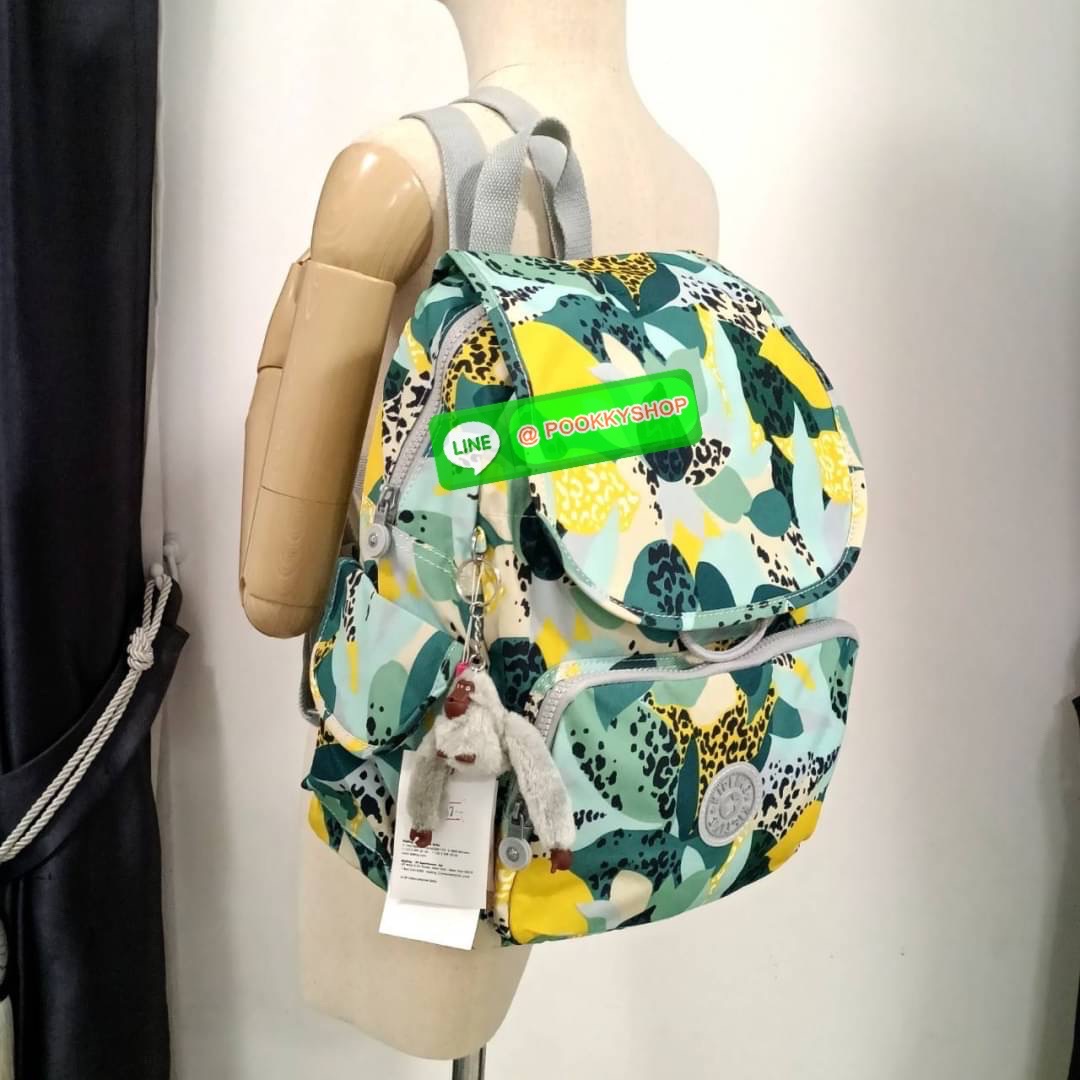 Kipling City Pack Medium Backpack กระเป๋าเป้ Kipling ขนาดกลาง วัสดุ Polyester 100% มีหูหิ้วด้านบน -ด้านหลัง มีซิปหลัง 1ช่องลึก -ด้านข้างมีช่องใส่ของเล็กน้อยทั้ง 2 ด้าน เปิด-ปิด ด้วยกระดุมแม่เหล็ก -ด้านหน้ามีช่องซิปใส่ของแยก 1 ช่อง และ ช่องปรับขนาดด้วยสายล