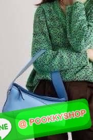 💕Loewe Puzzle Hobo bag กระเป๋ารุ่น Puzzle มีความพิเศษในหลายด้าน ไม่ว่าจะเป็นรูปทรงที่แปลกใหม่ มินิมอลด้วยโลโก้อนาแกรมแบบประทับ ดูหรู เป็นกระเป๋า Unisex ที่ไม่ว่าคุณจะเป็นผู้หญิงหรือผู้ชายก็ใช้งานได้ ลายกระเป๋าได้มาจากการนำหนังมาเย็บต่อกันทั้งหมด ถ