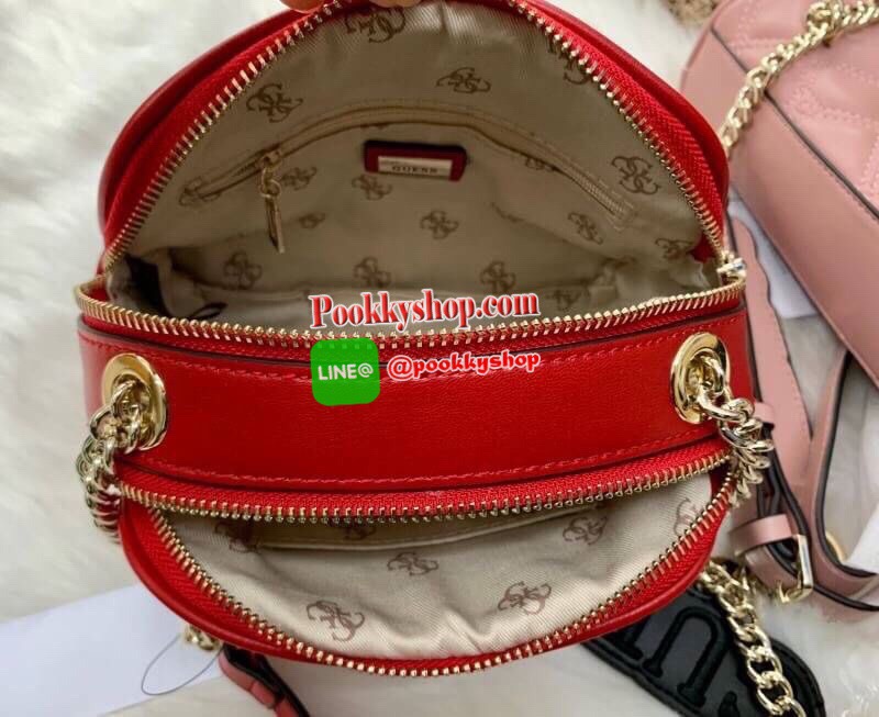 New arrival !! GUESS CROSSBODY// SHOULDER BAG กระเป๋าสะพาย วัสดุหนังเดินด้ายแบบนวม เย็บลายแบรนด์ หนังนิ่มมือดีมากๆค่ะ ด้านหน้าตืดแผ่นโลโก้แบรนด์มาให้ มีช่องซิปหลักให้2ช่อง สามารถใส่กระเป๋าสตางค์ใบสั้นได้;มือถือได้ทุกรุ่น มีช่องซิปใส่ของจุกจิก พร้อมช่องเสี